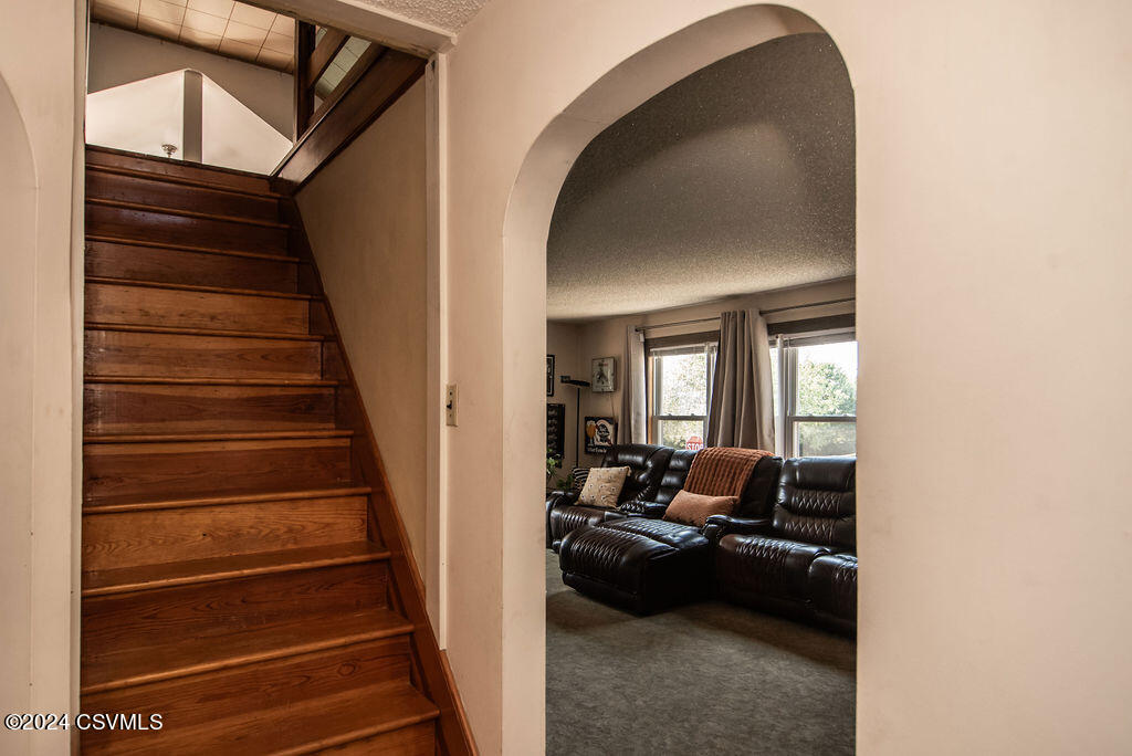 6 W 11TH Avenue