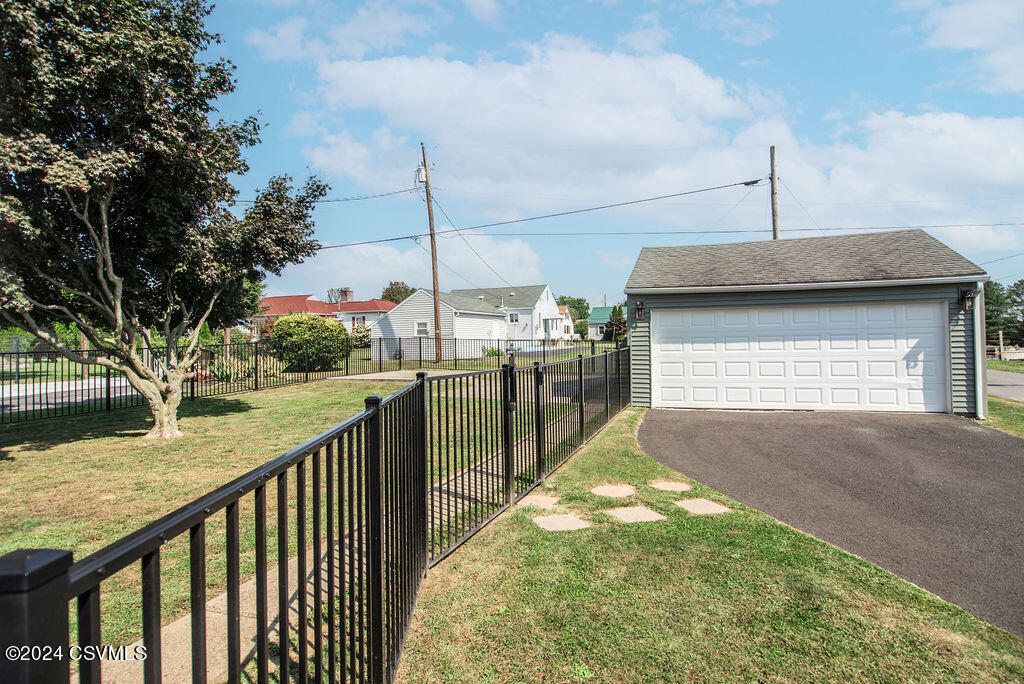 6 W 11TH Avenue