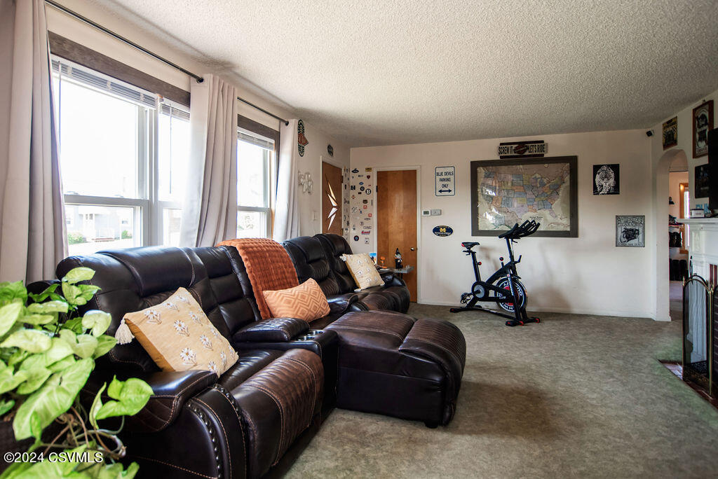 6 W 11TH Avenue