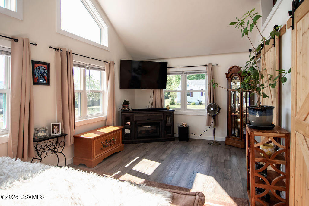 6 W 11TH Avenue