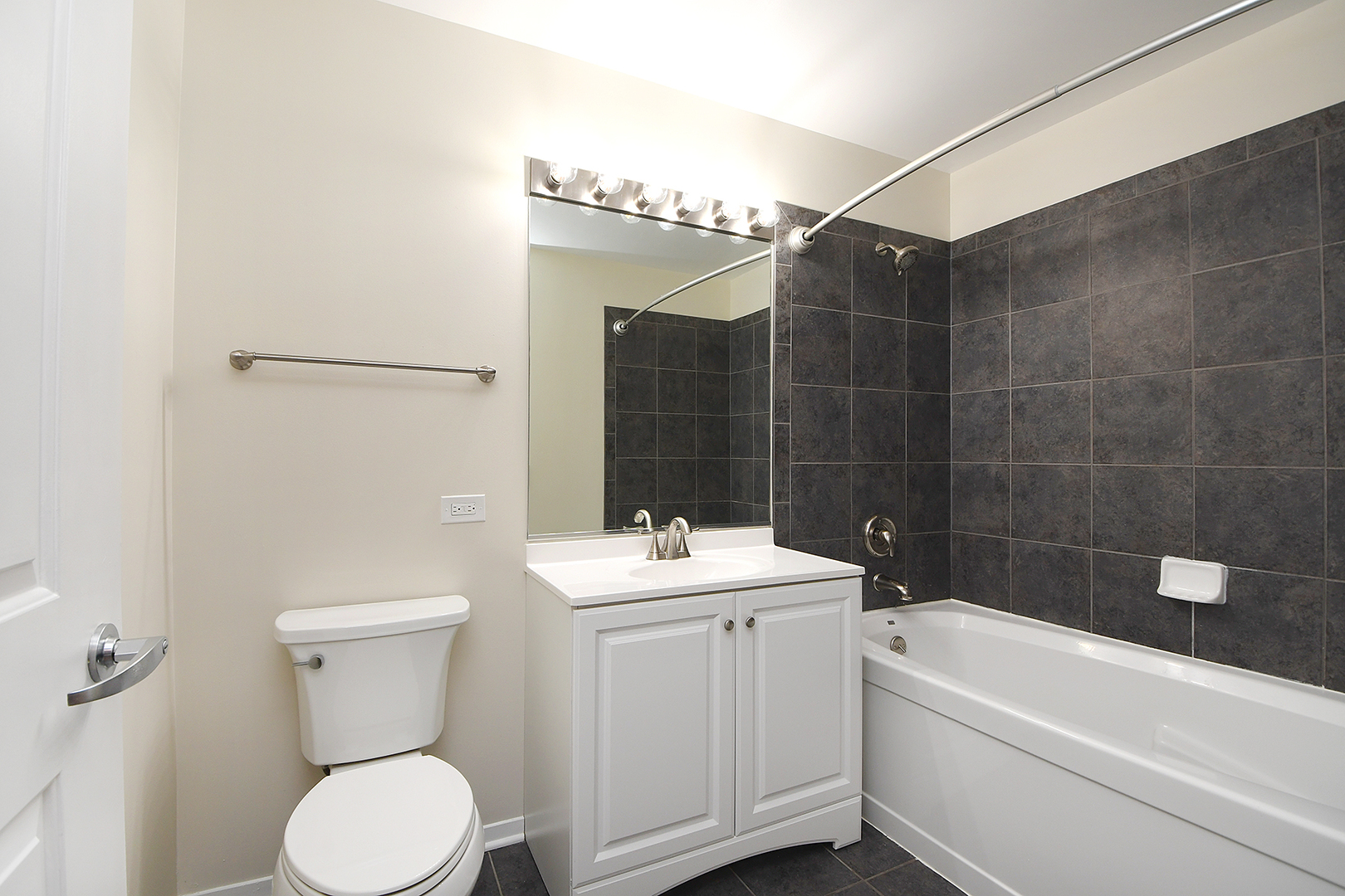 437 W Division Street Unit: 607