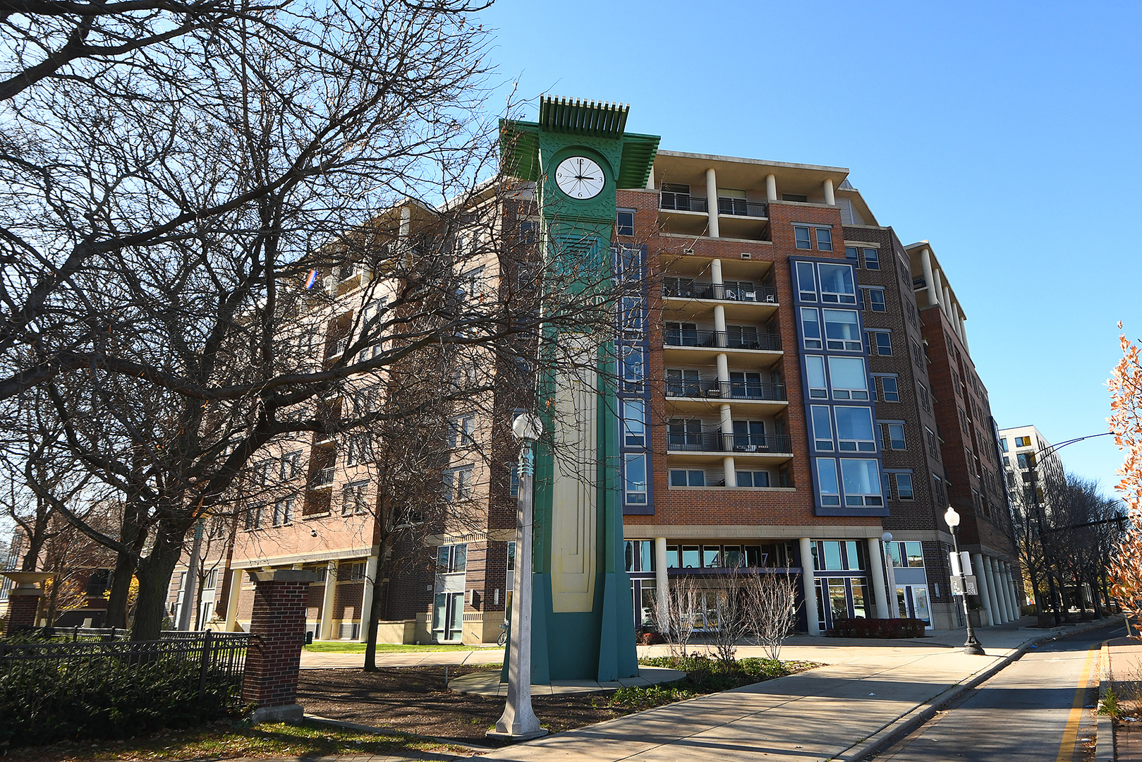 437 W Division Street Unit: 607