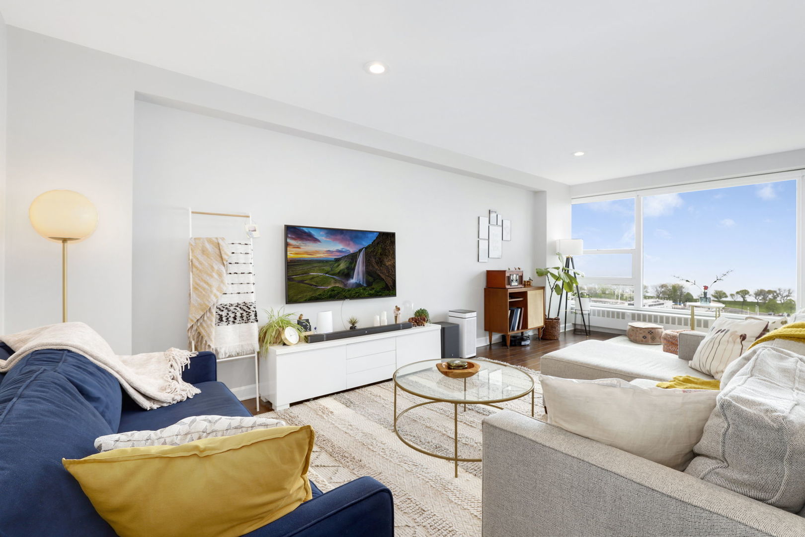 3180 N Lake Shore Drive Unit: 11F