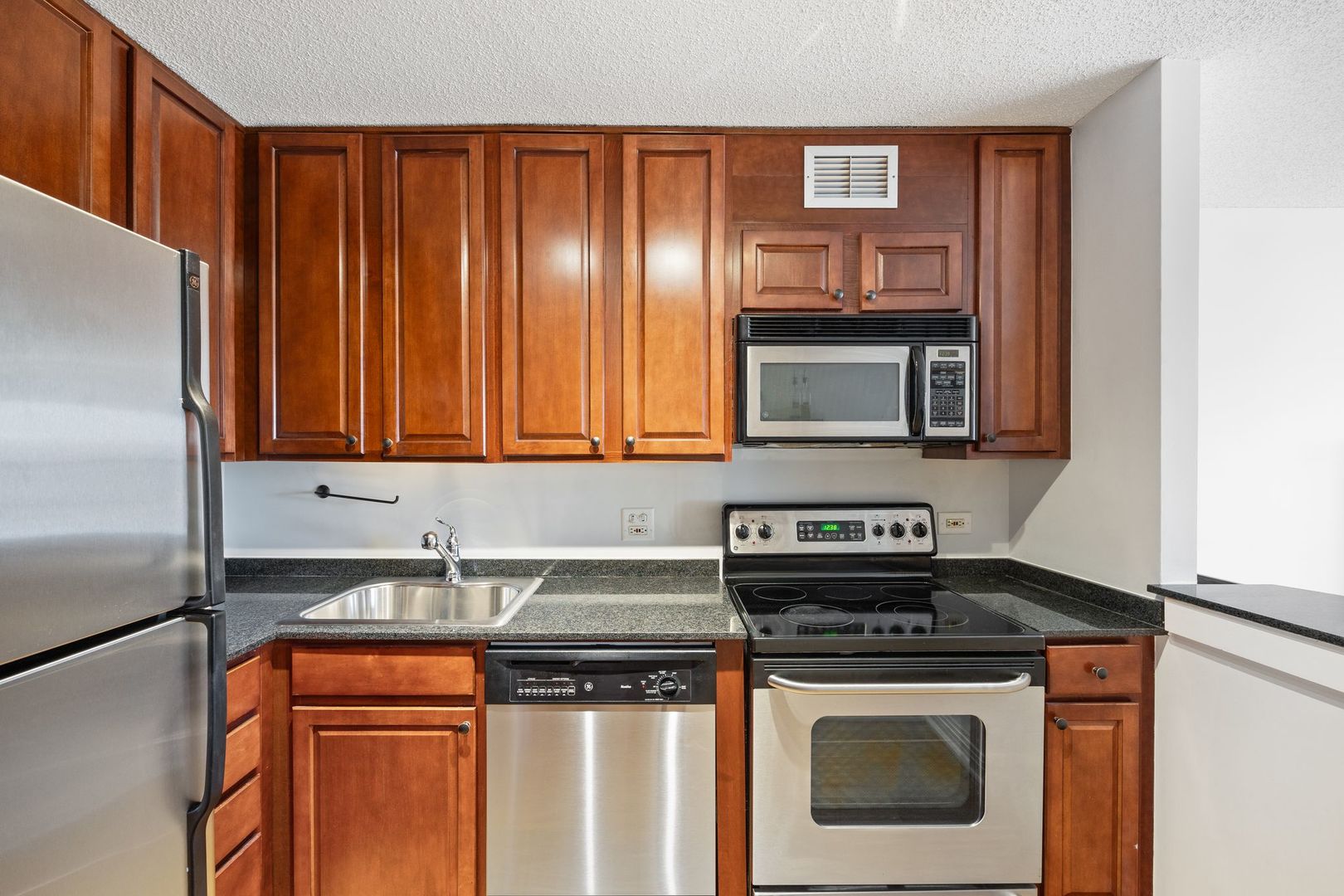 350 W Belden Avenue Unit: 516