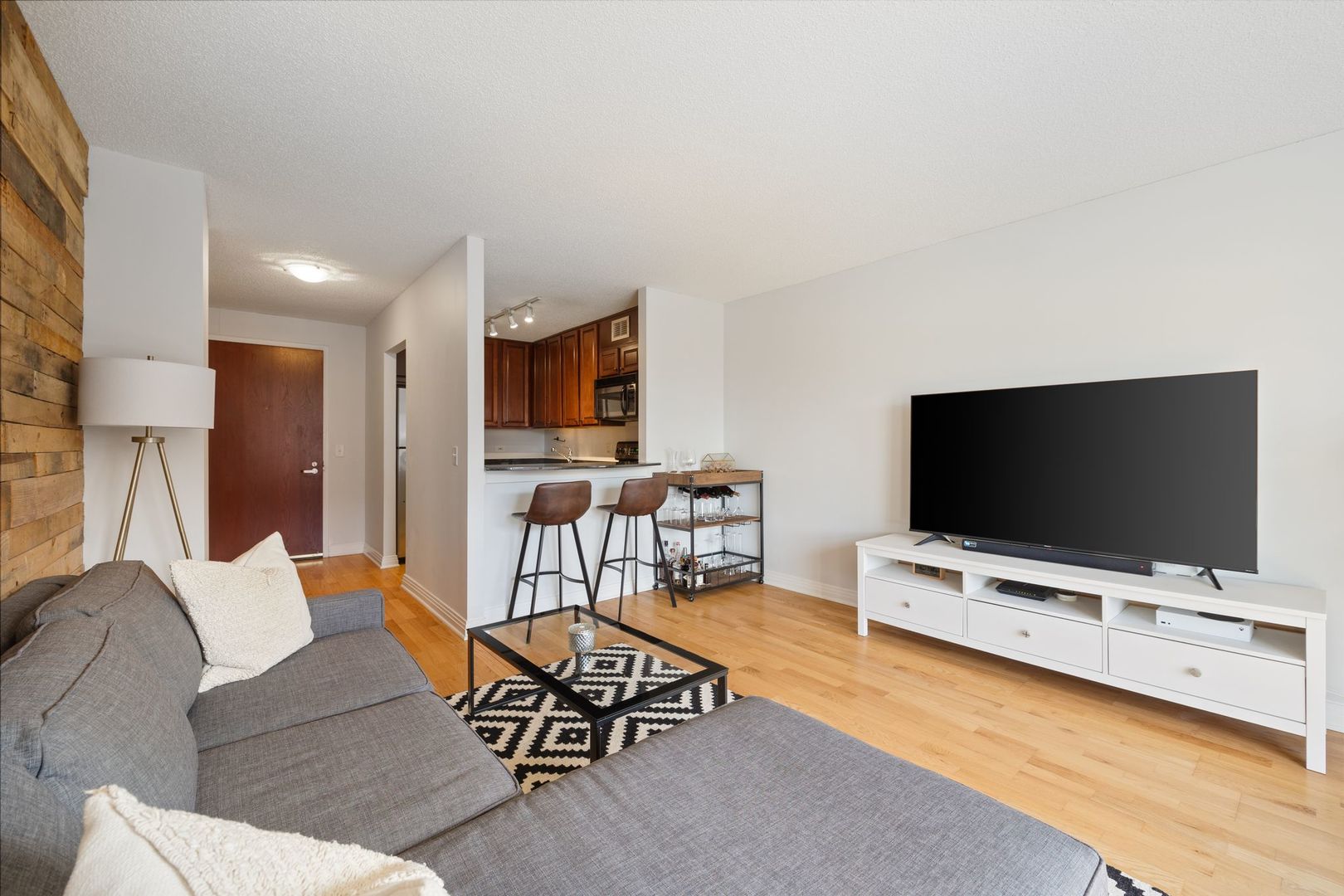 350 W Belden Avenue Unit: 516