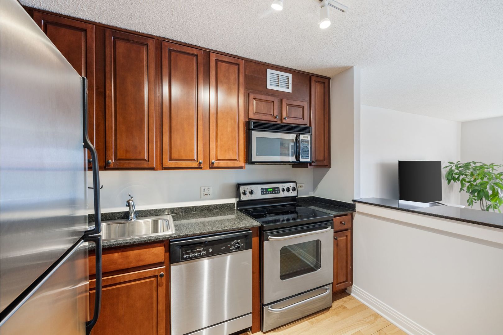 350 W Belden Avenue Unit: 516