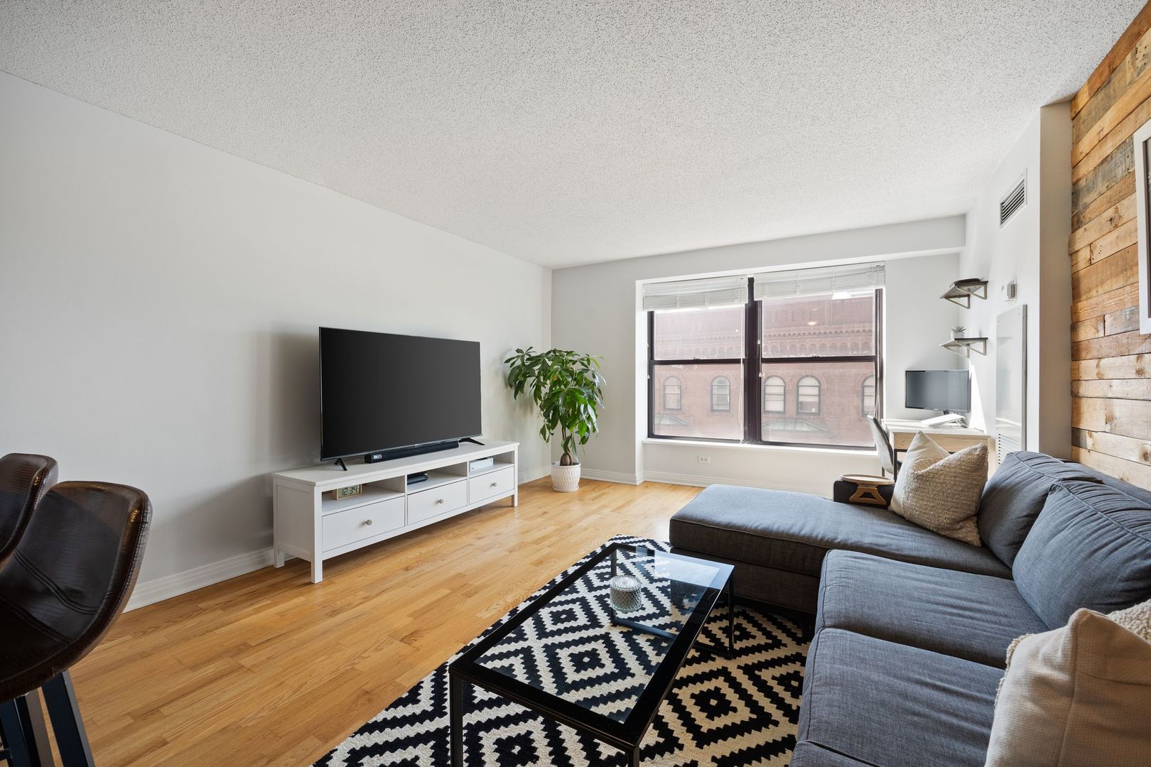 350 W Belden Avenue Unit: 516