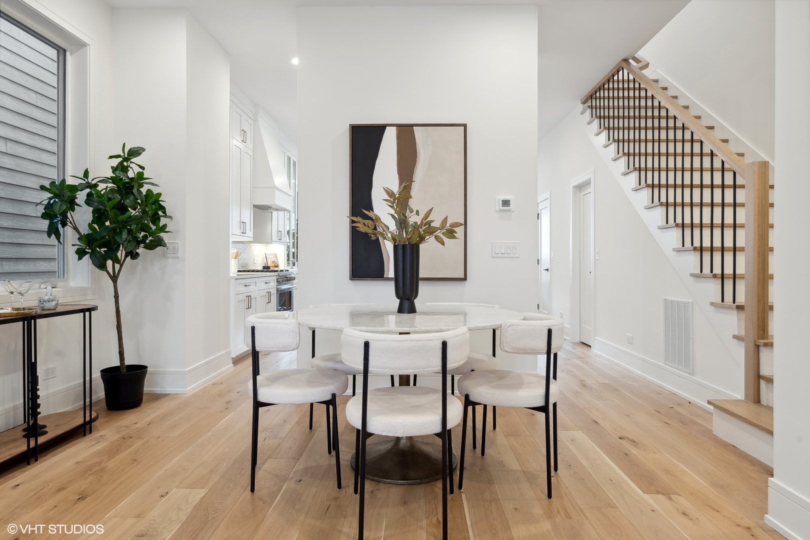 2625 W Carmen Avenue