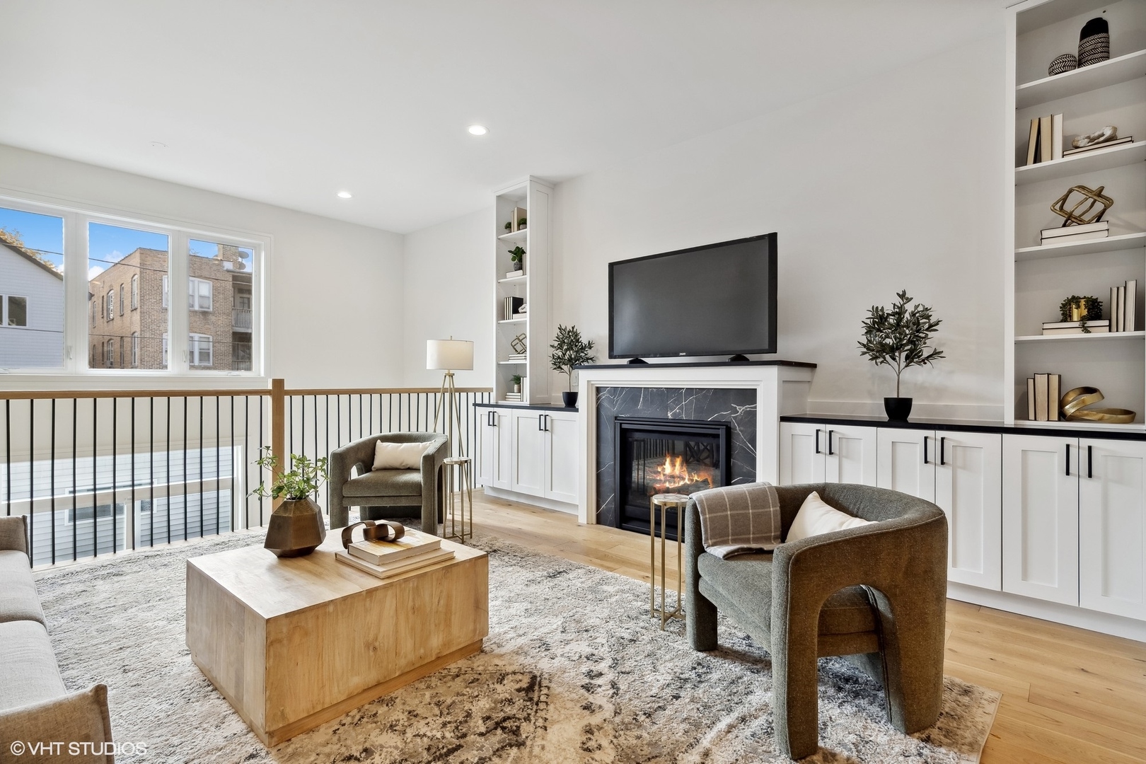 2625 W Carmen Avenue