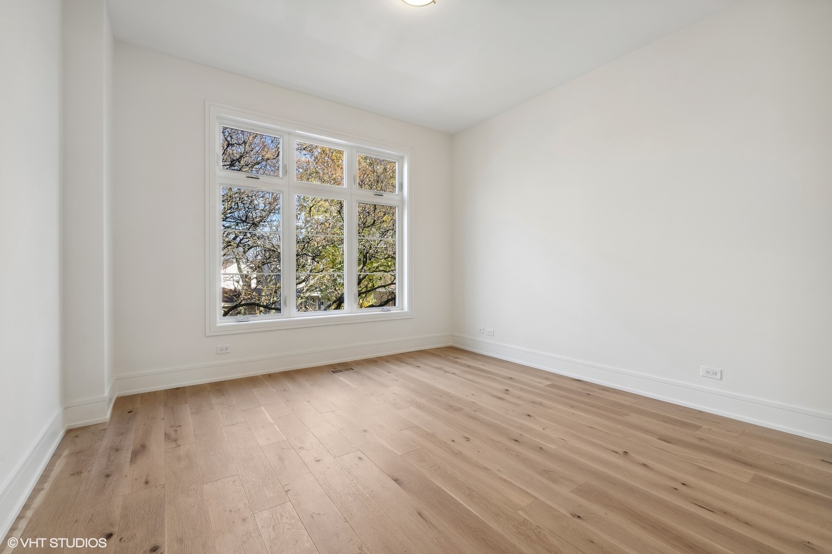 2625 W Carmen Avenue