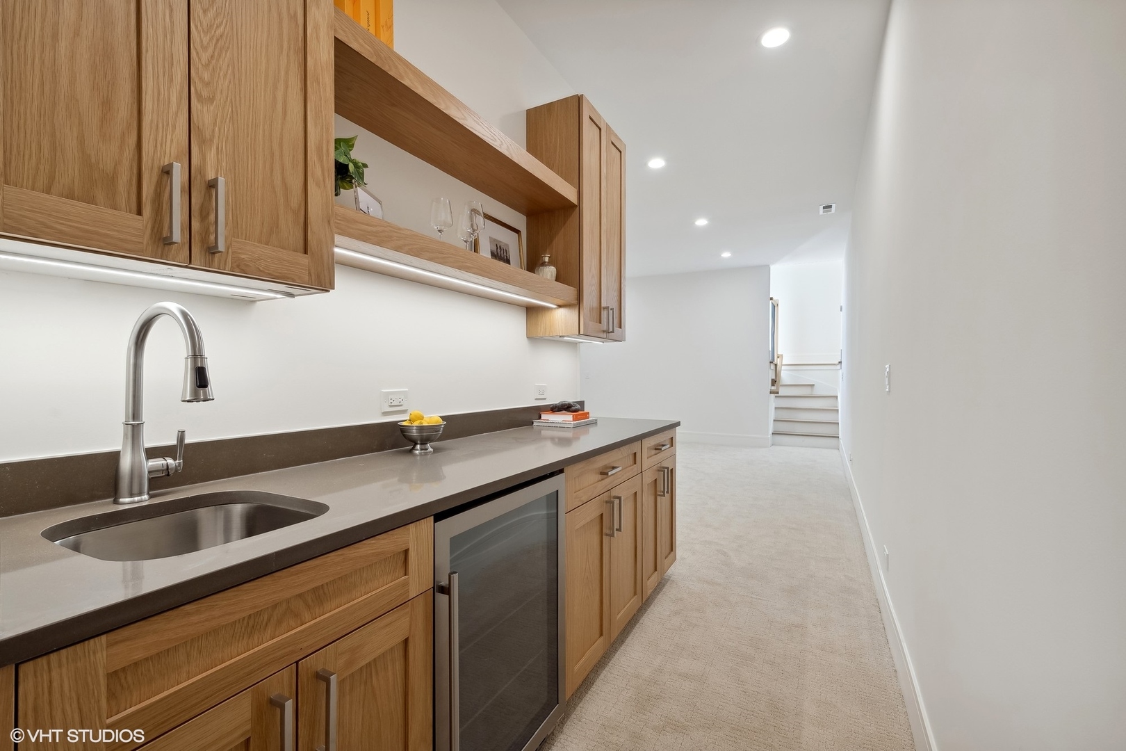 2625 W Carmen Avenue