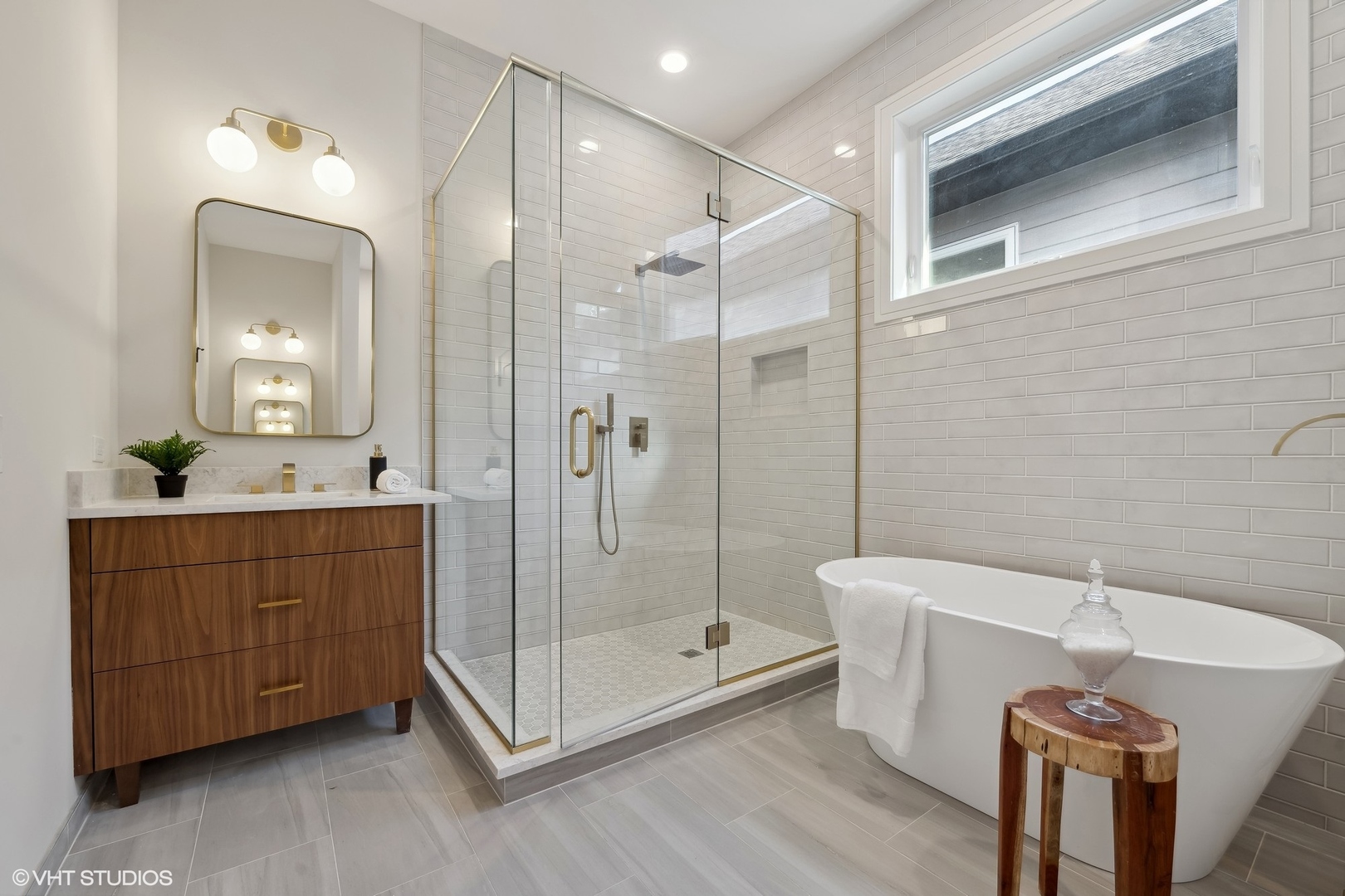 2625 W Carmen Avenue