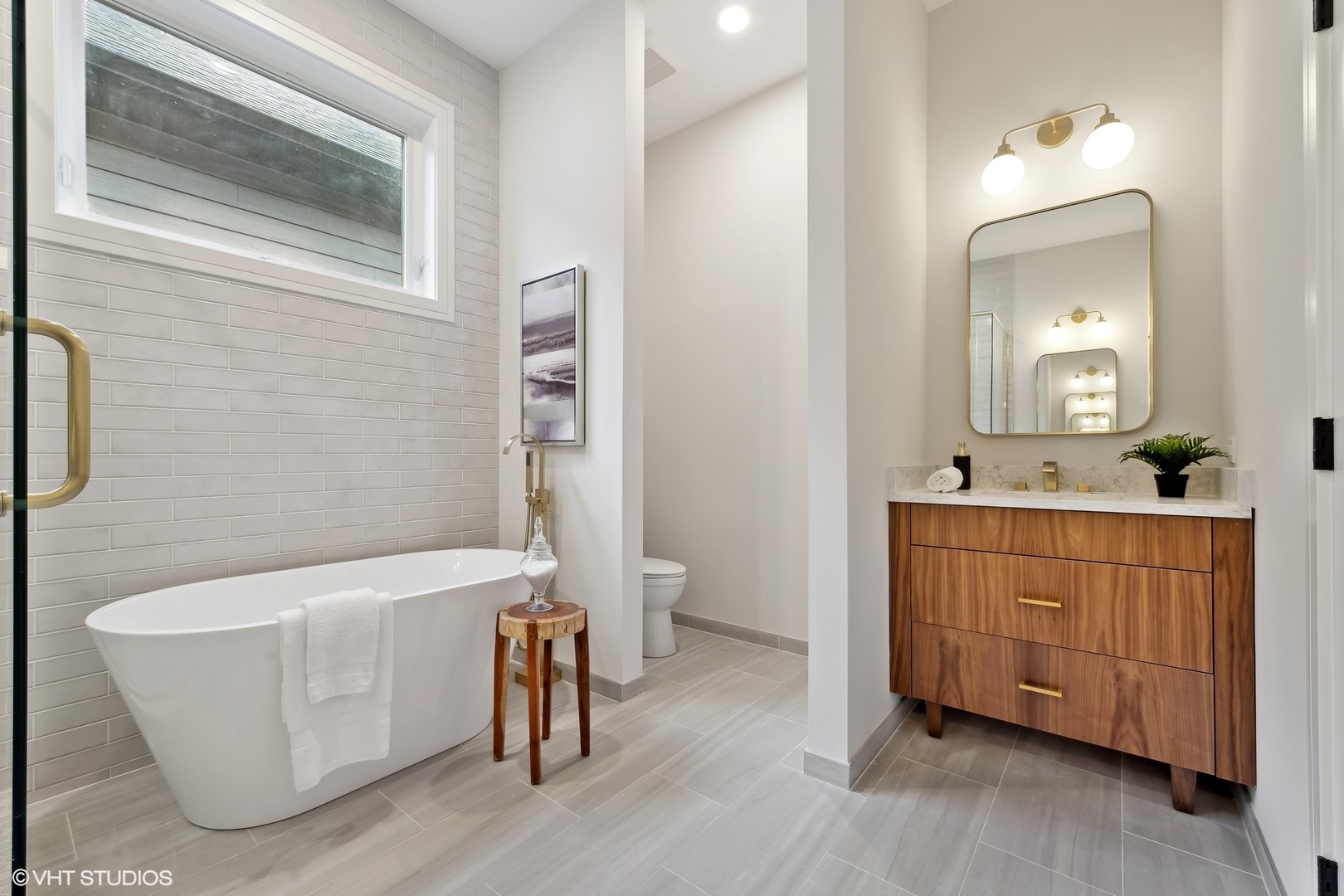 2625 W Carmen Avenue