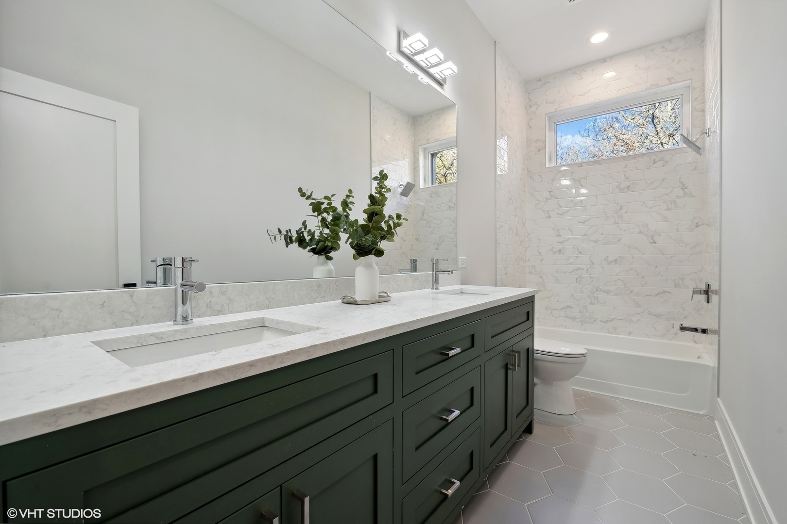 2625 W Carmen Avenue