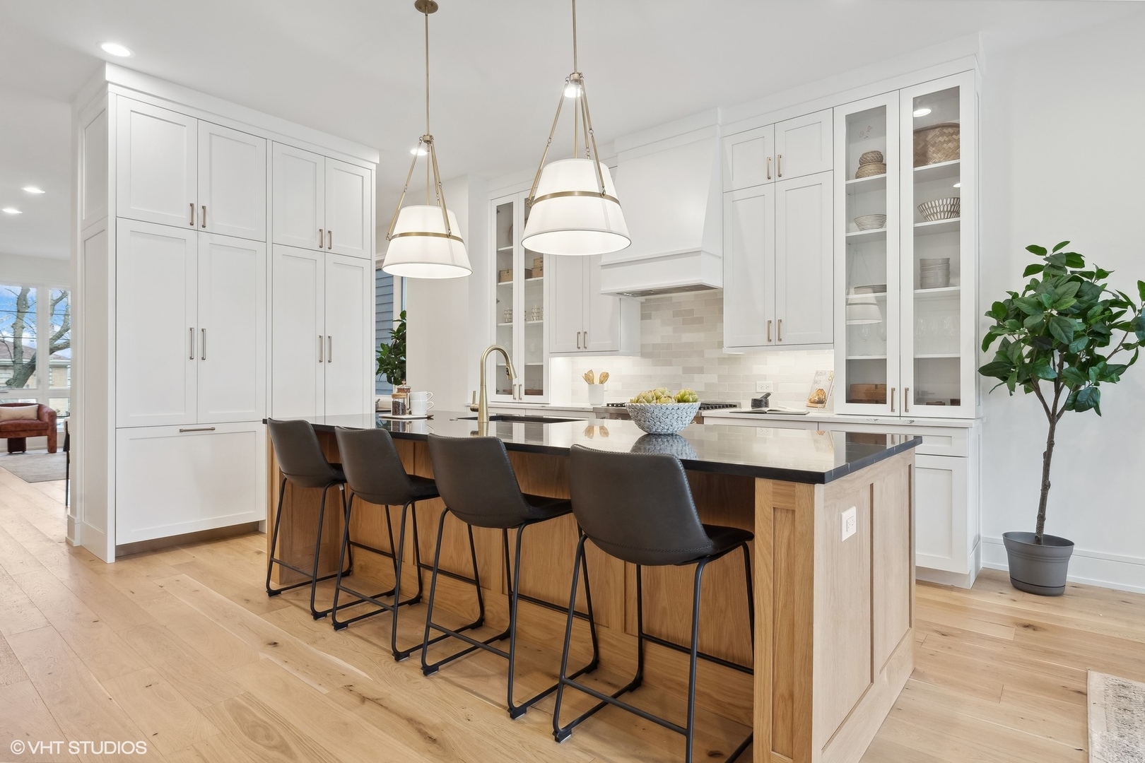 2625 W Carmen Avenue