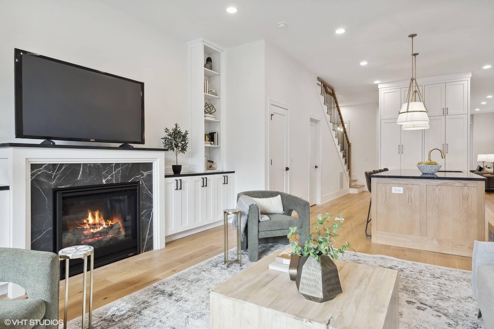 2625 W Carmen Avenue