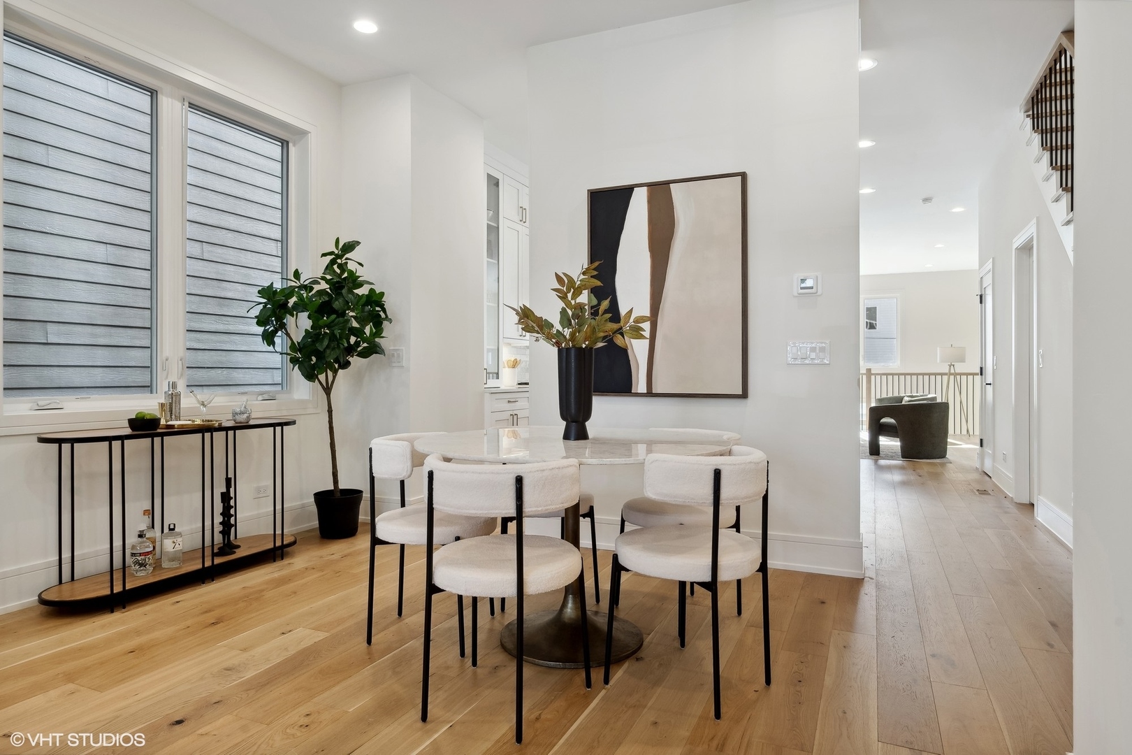 2625 W Carmen Avenue