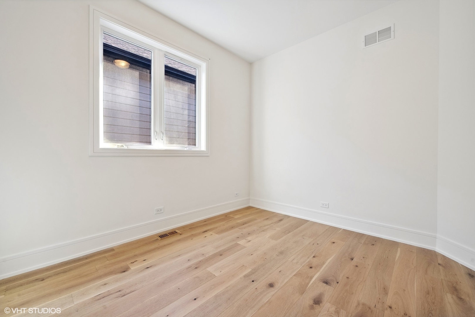 2625 W Carmen Avenue