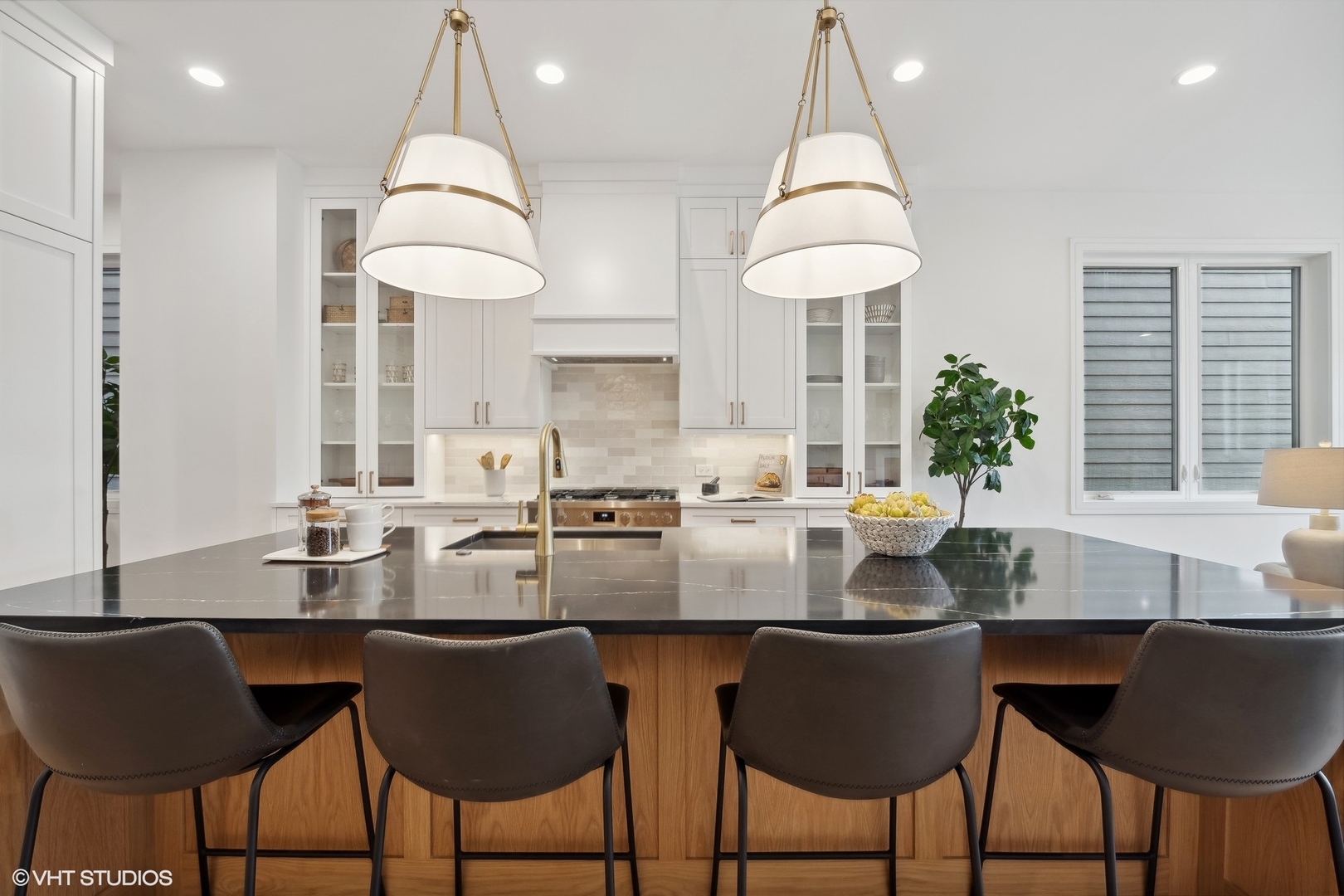 2625 W Carmen Avenue