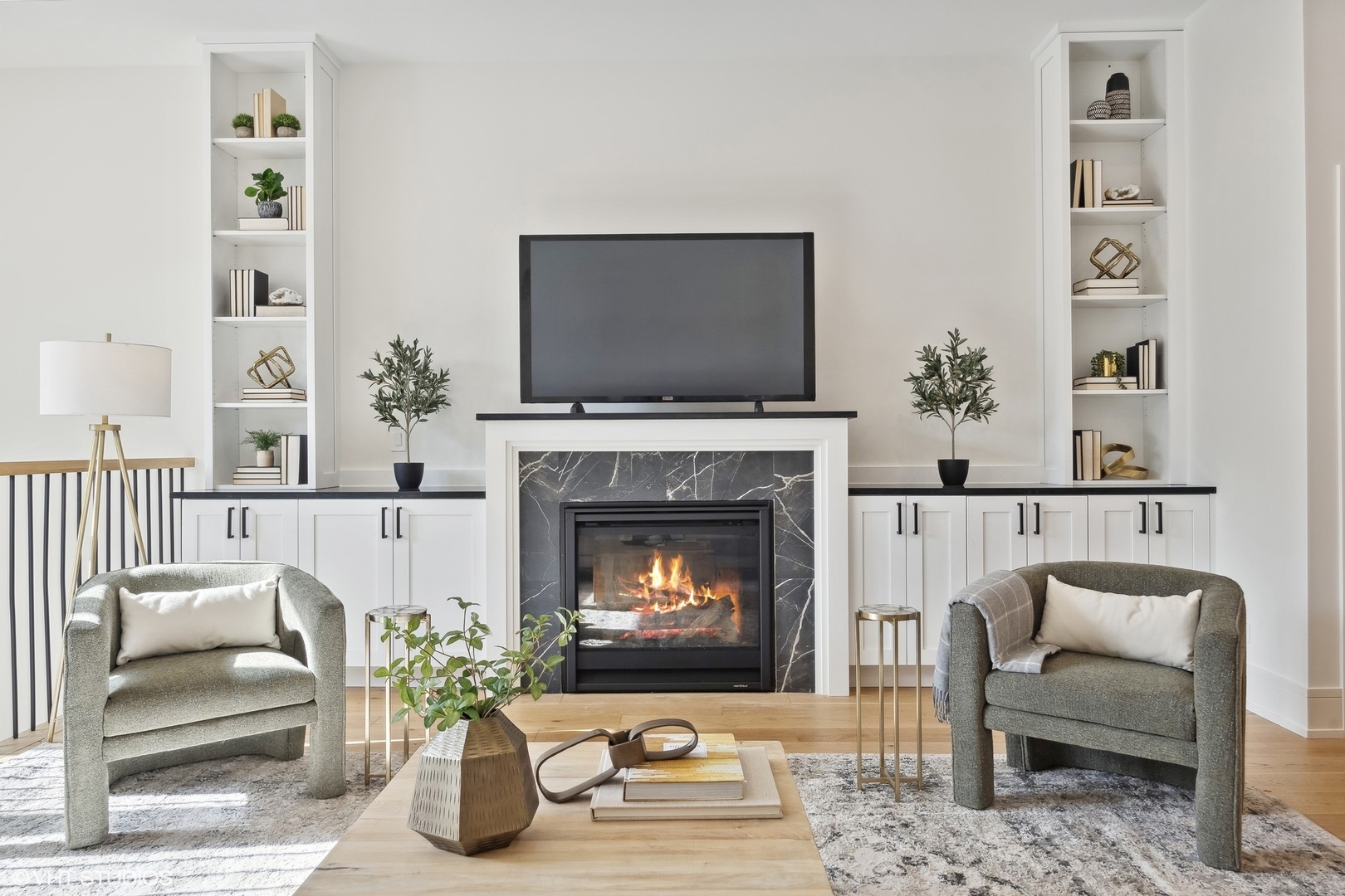 2625 W Carmen Avenue