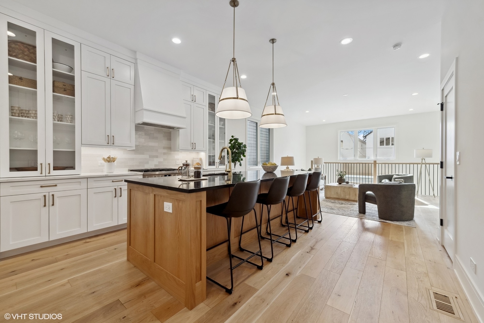 2625 W Carmen Avenue