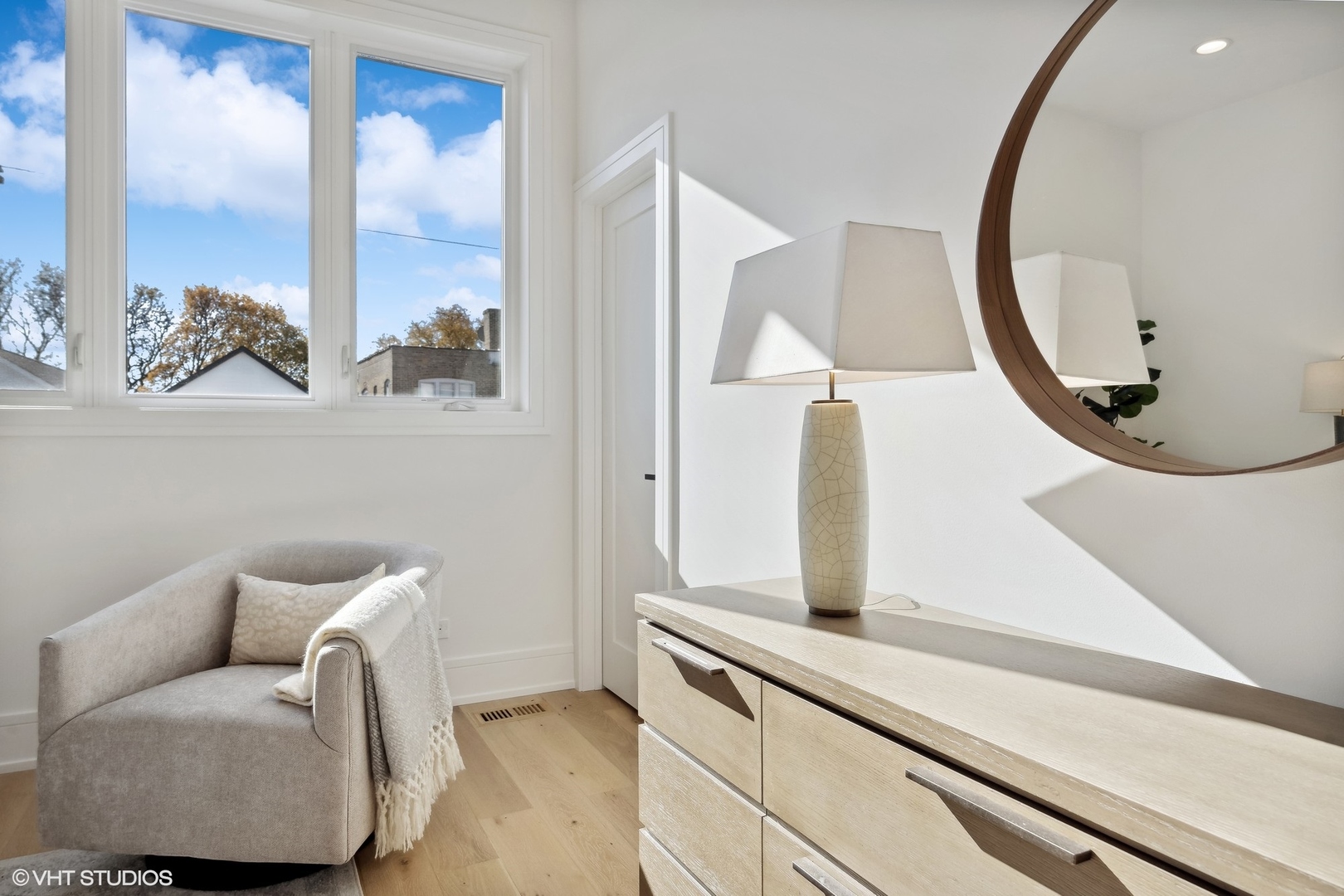 2625 W Carmen Avenue