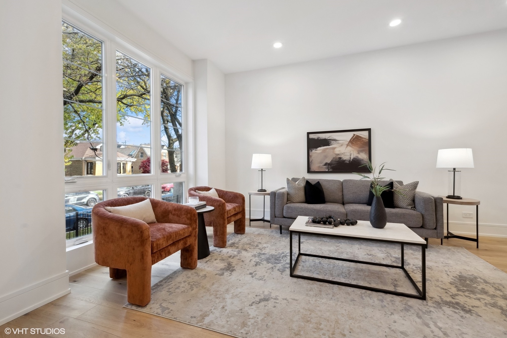 2625 W Carmen Avenue