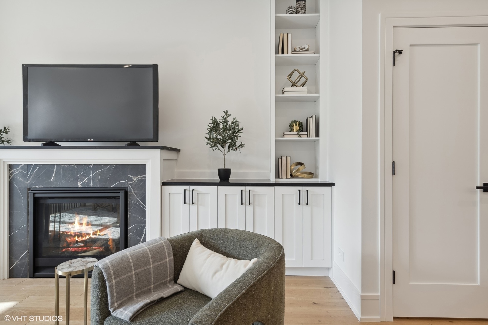 2625 W Carmen Avenue