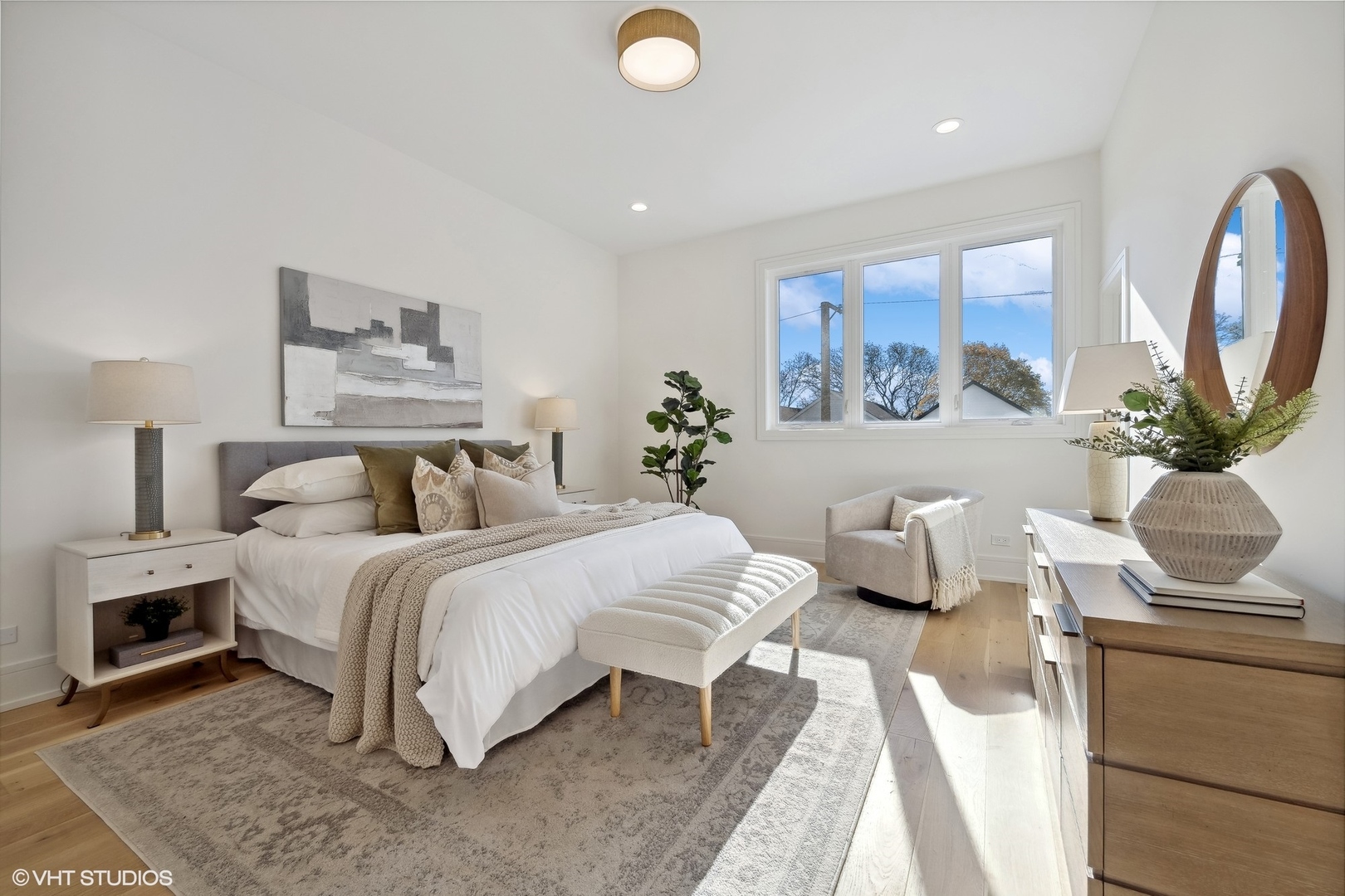 2625 W Carmen Avenue