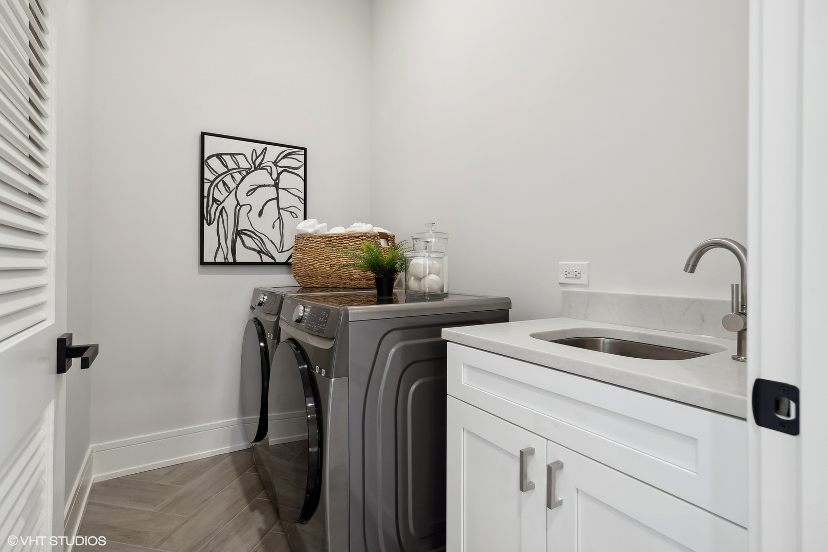 2625 W Carmen Avenue