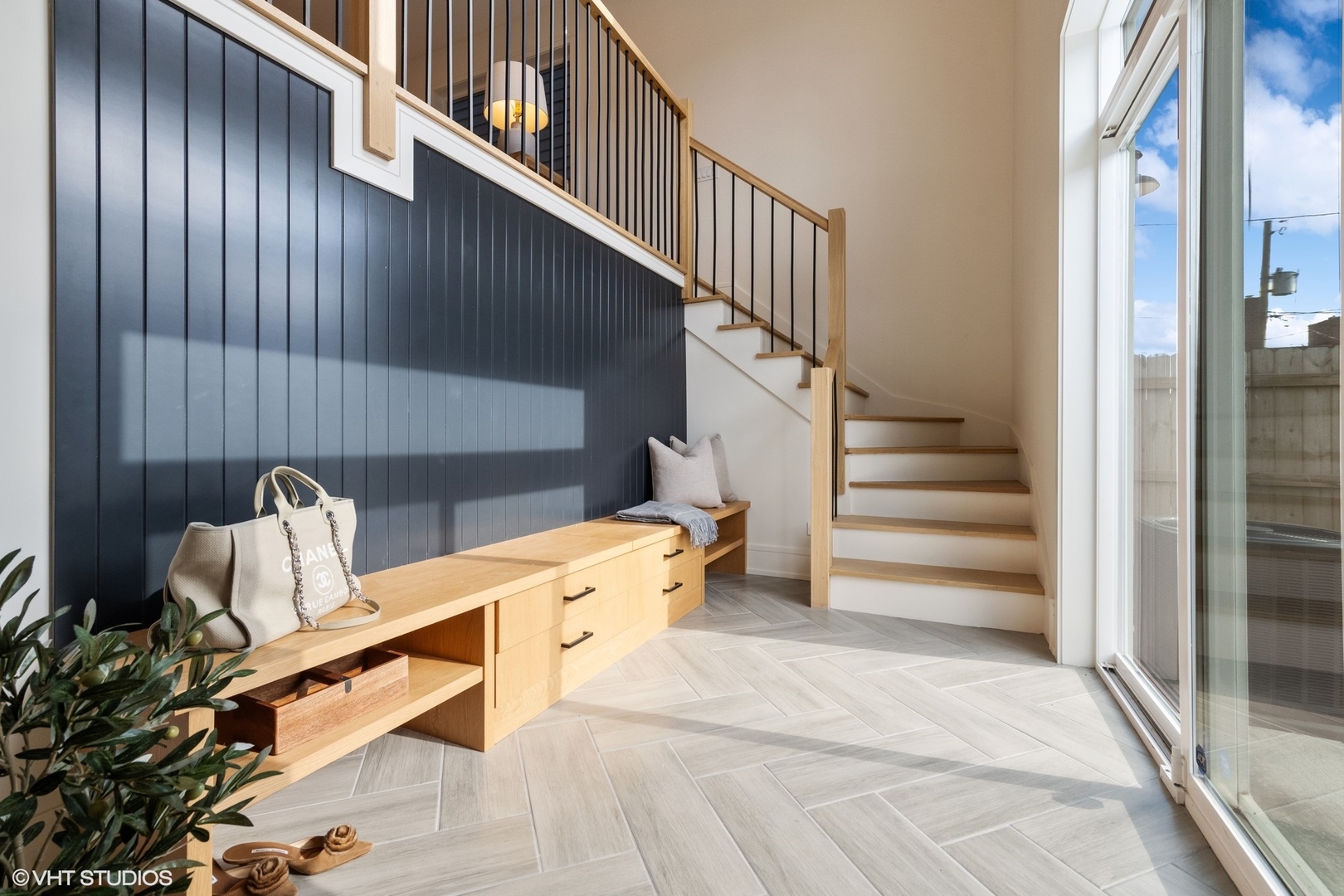 2625 W Carmen Avenue