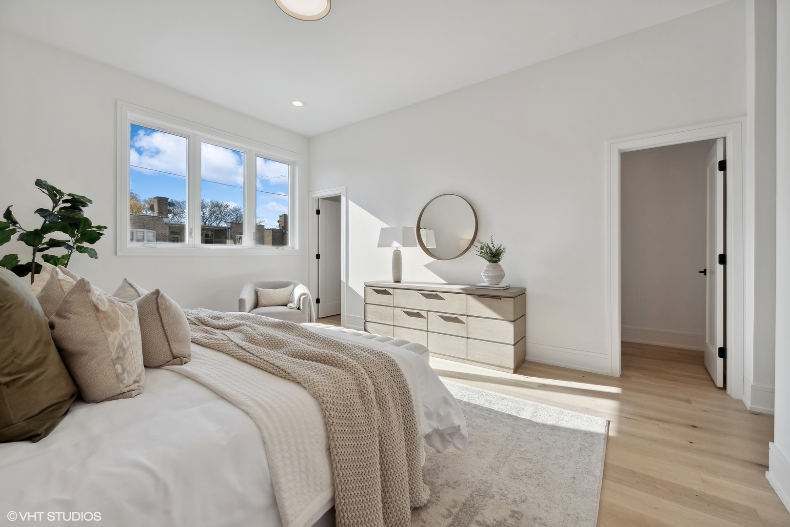 2625 W Carmen Avenue