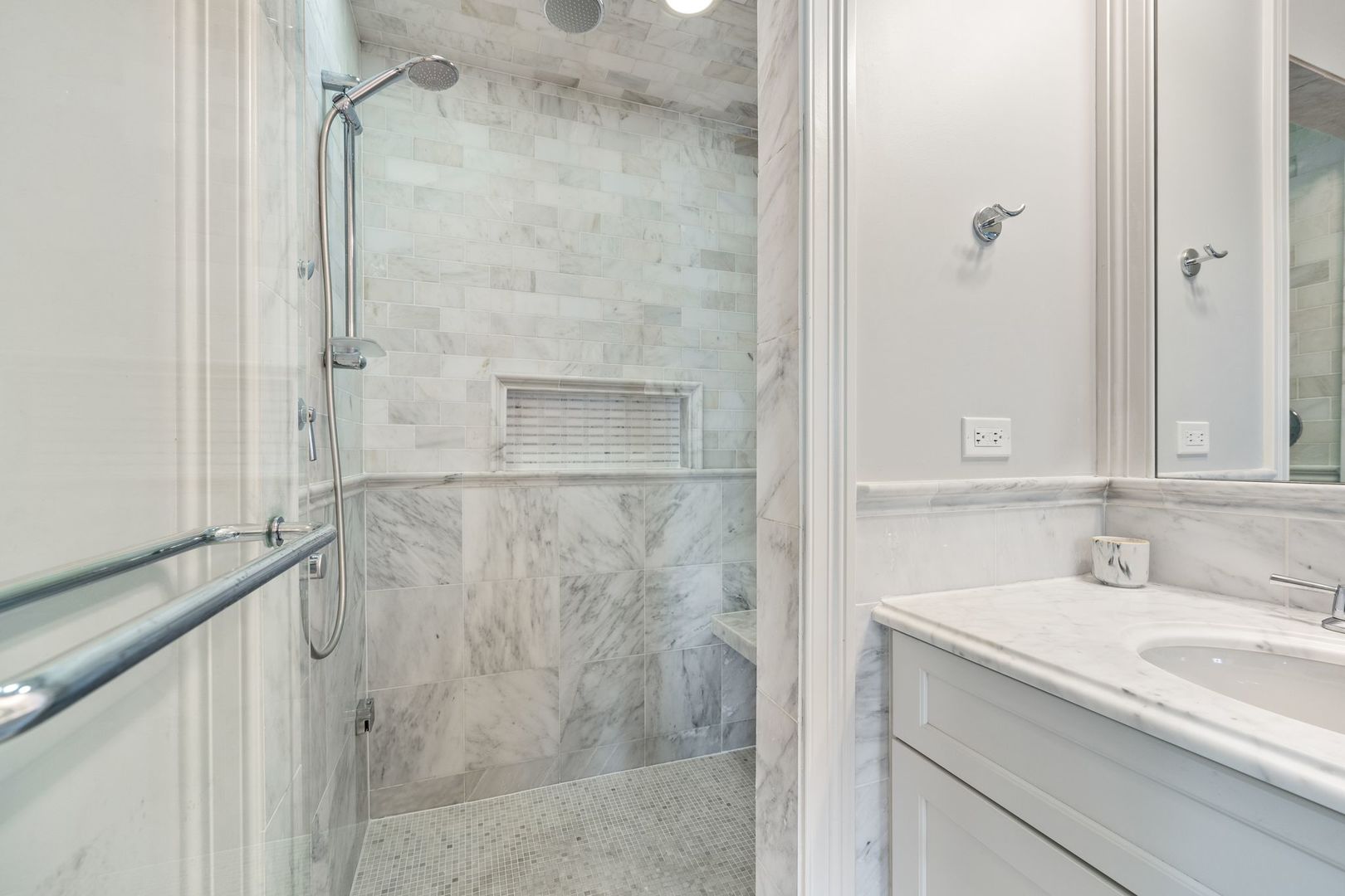 4245 N Lincoln Avenue Unit: 3