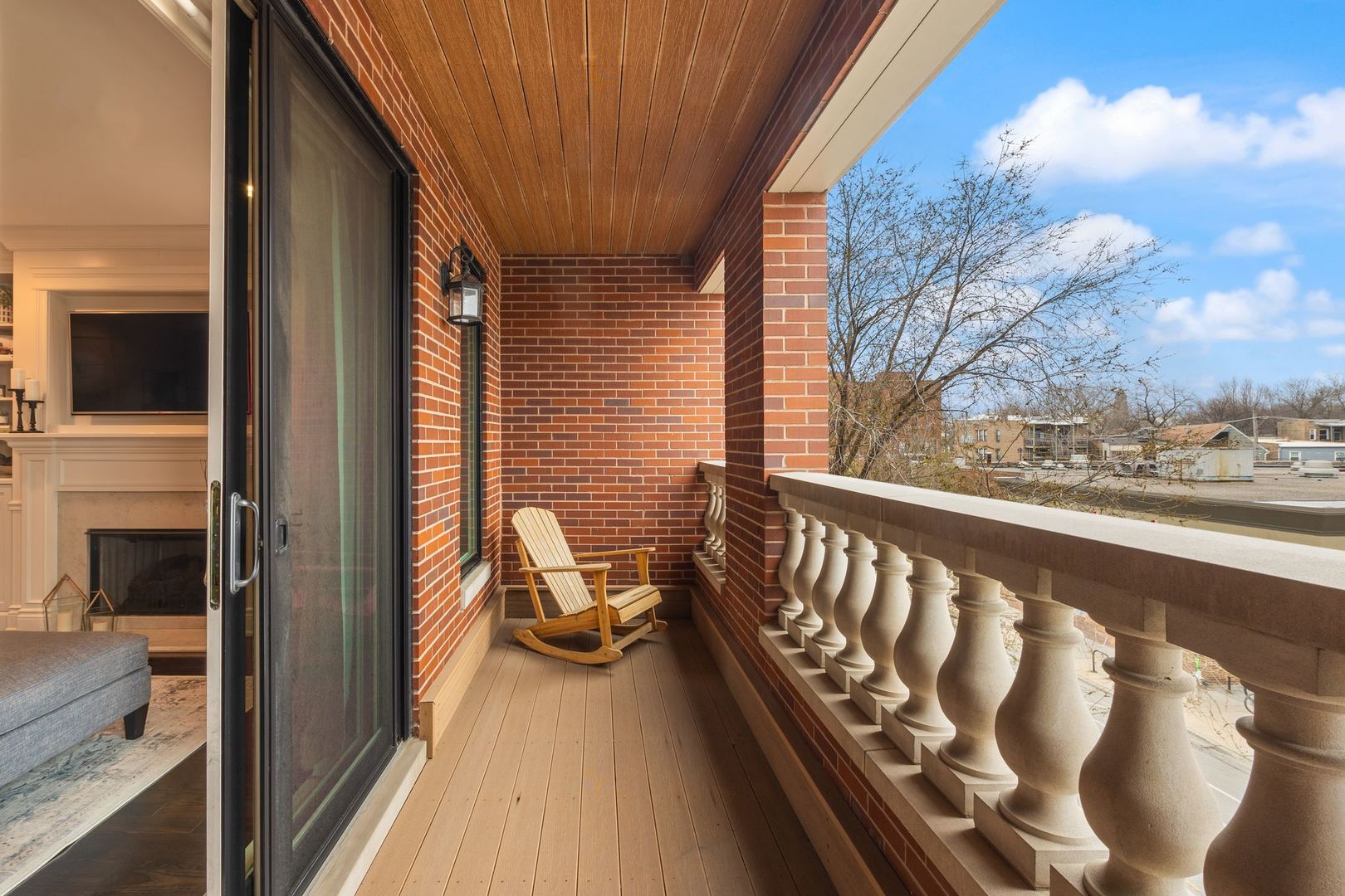 4245 N Lincoln Avenue Unit: 3