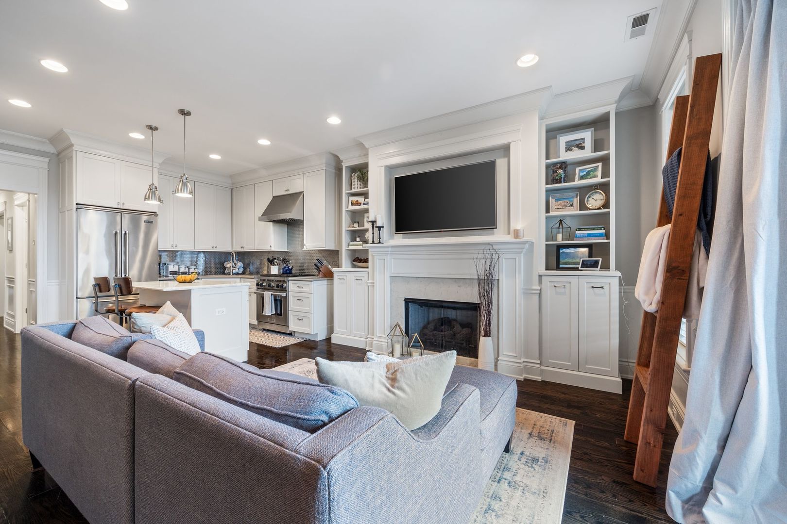 4245 N Lincoln Avenue Unit: 3