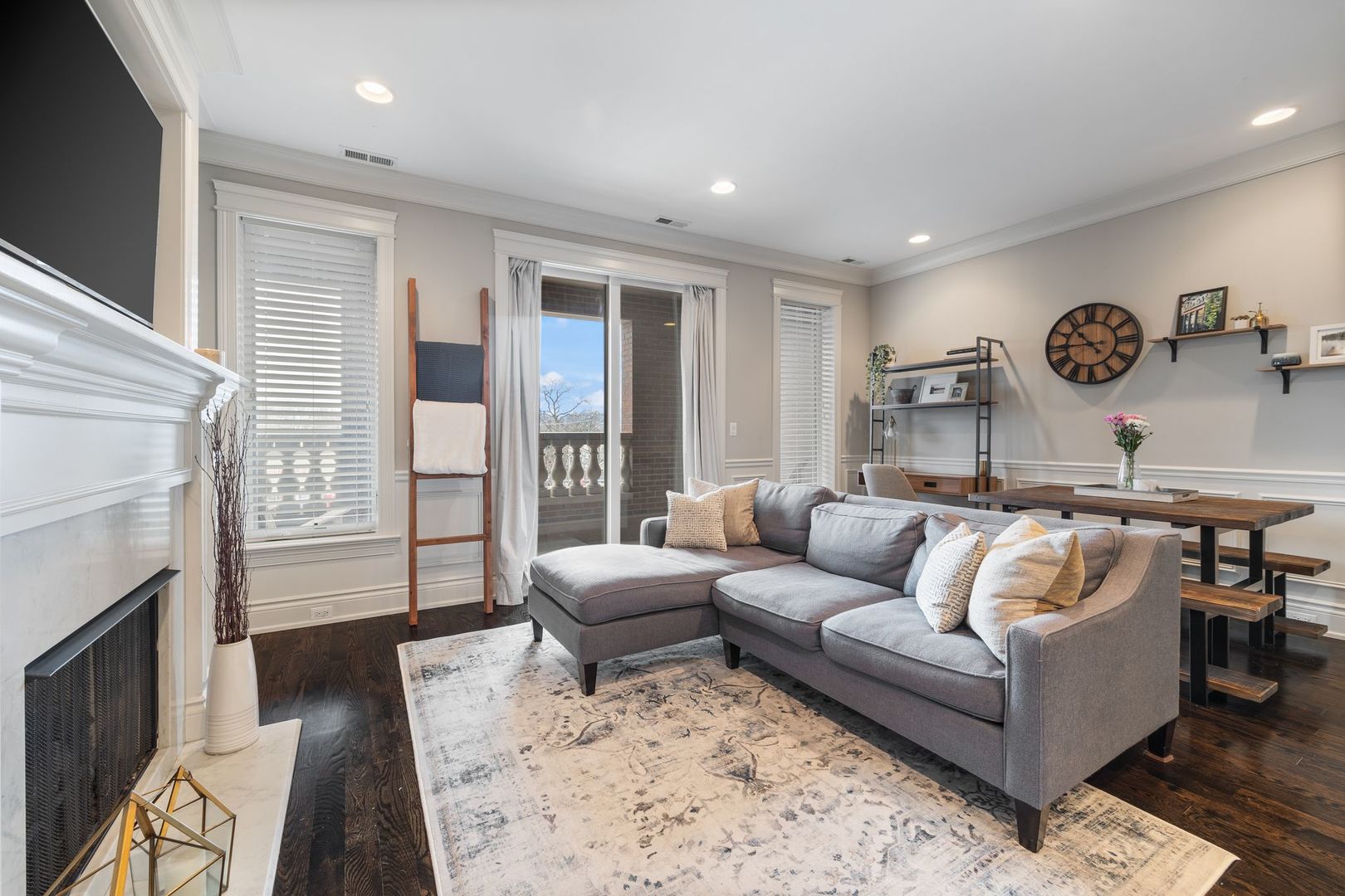 4245 N Lincoln Avenue Unit: 3