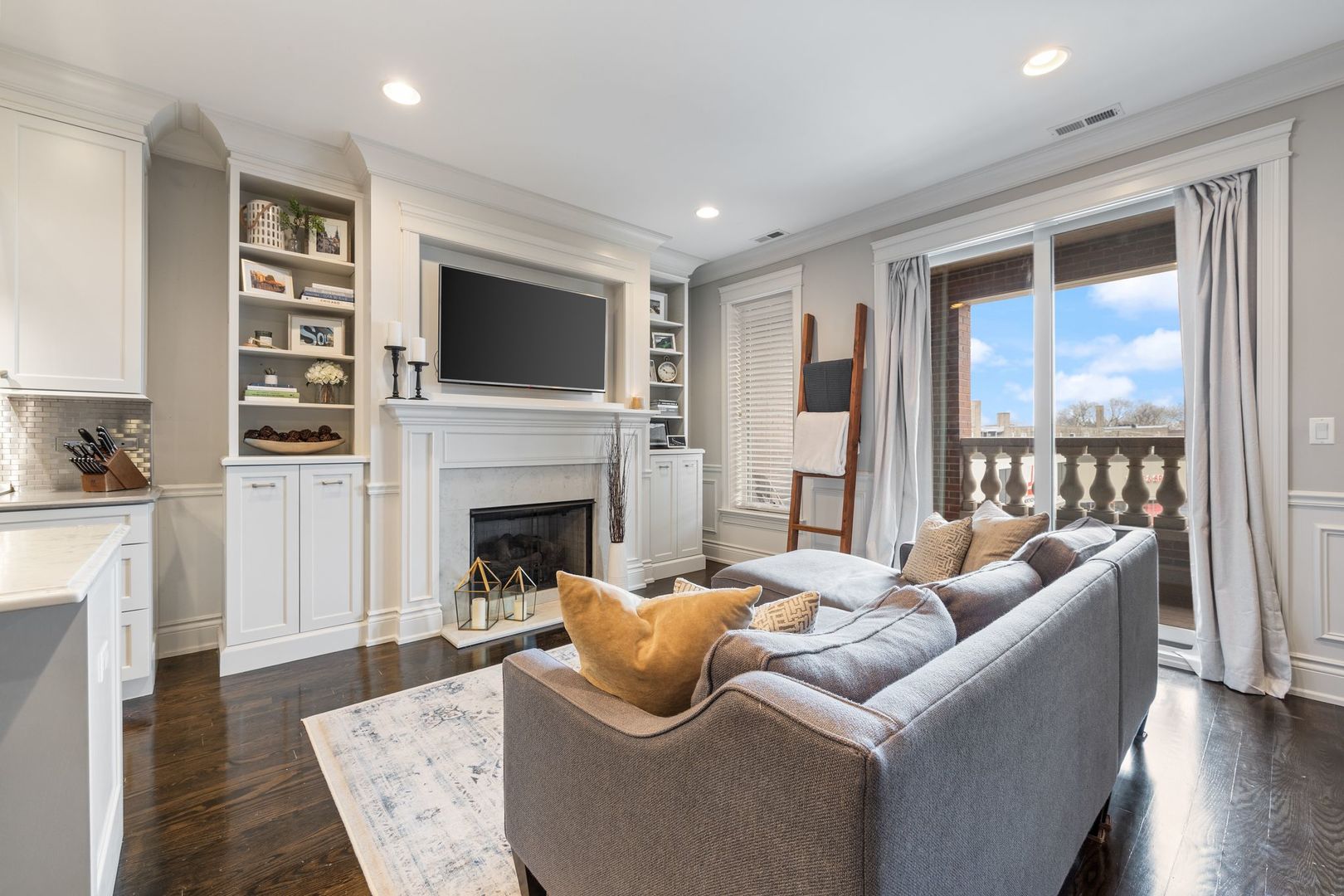 4245 N Lincoln Avenue Unit: 3