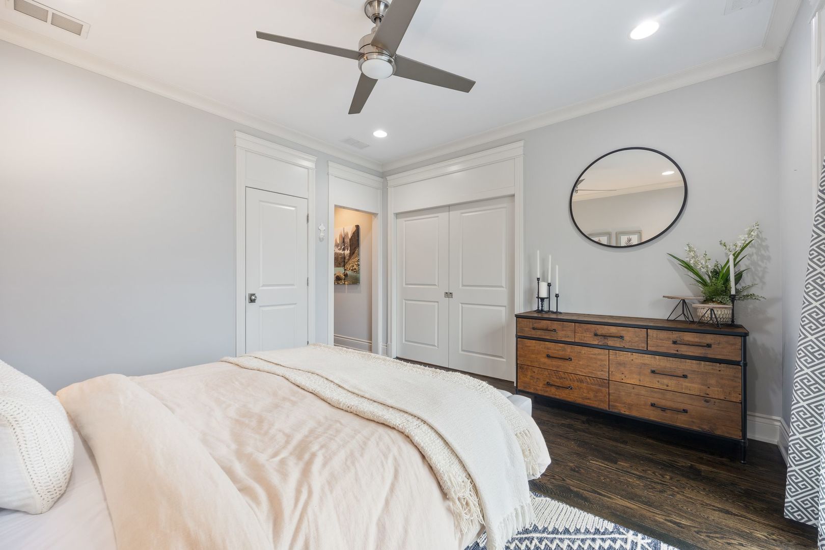 4245 N Lincoln Avenue Unit: 3