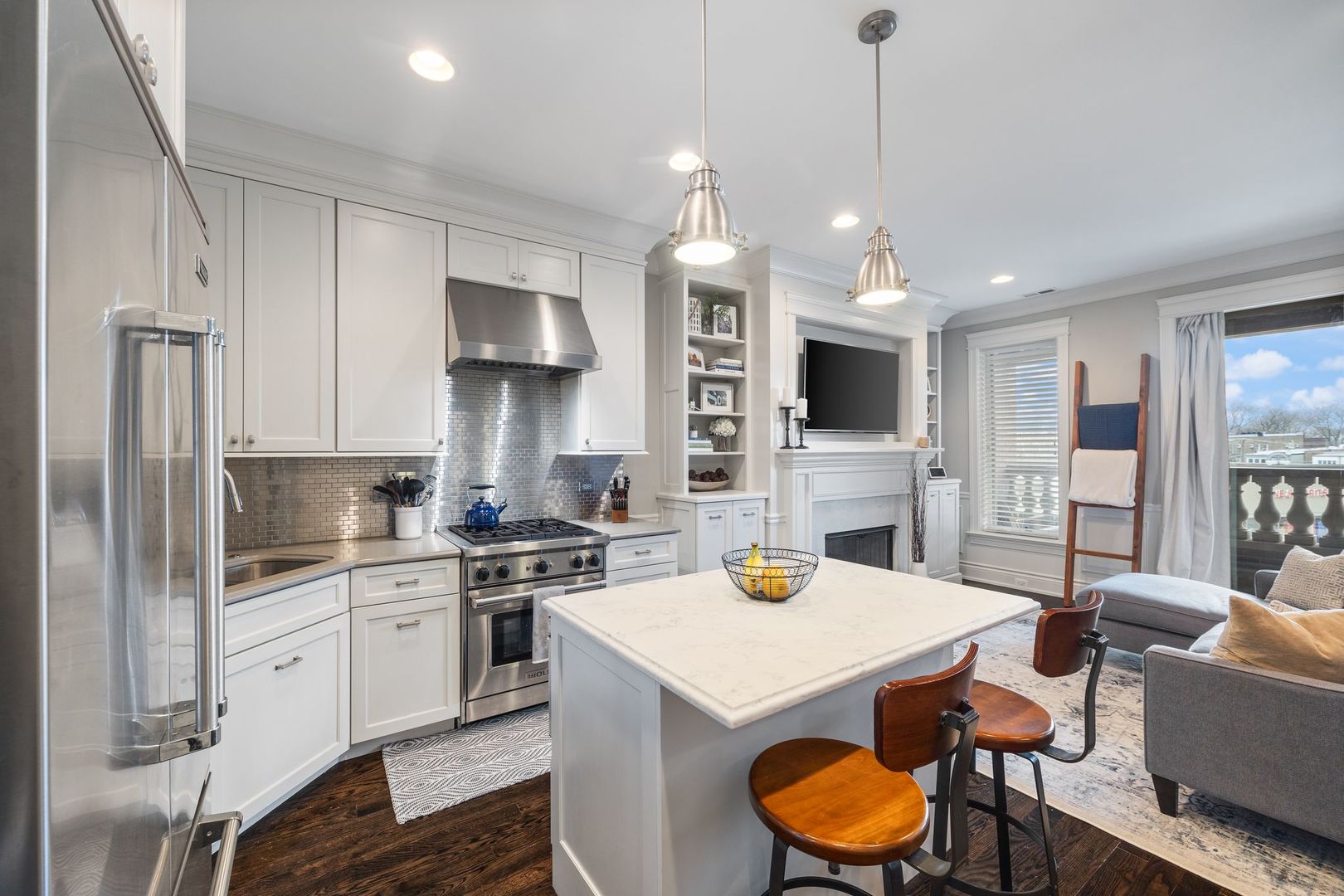 4245 N Lincoln Avenue Unit: 3