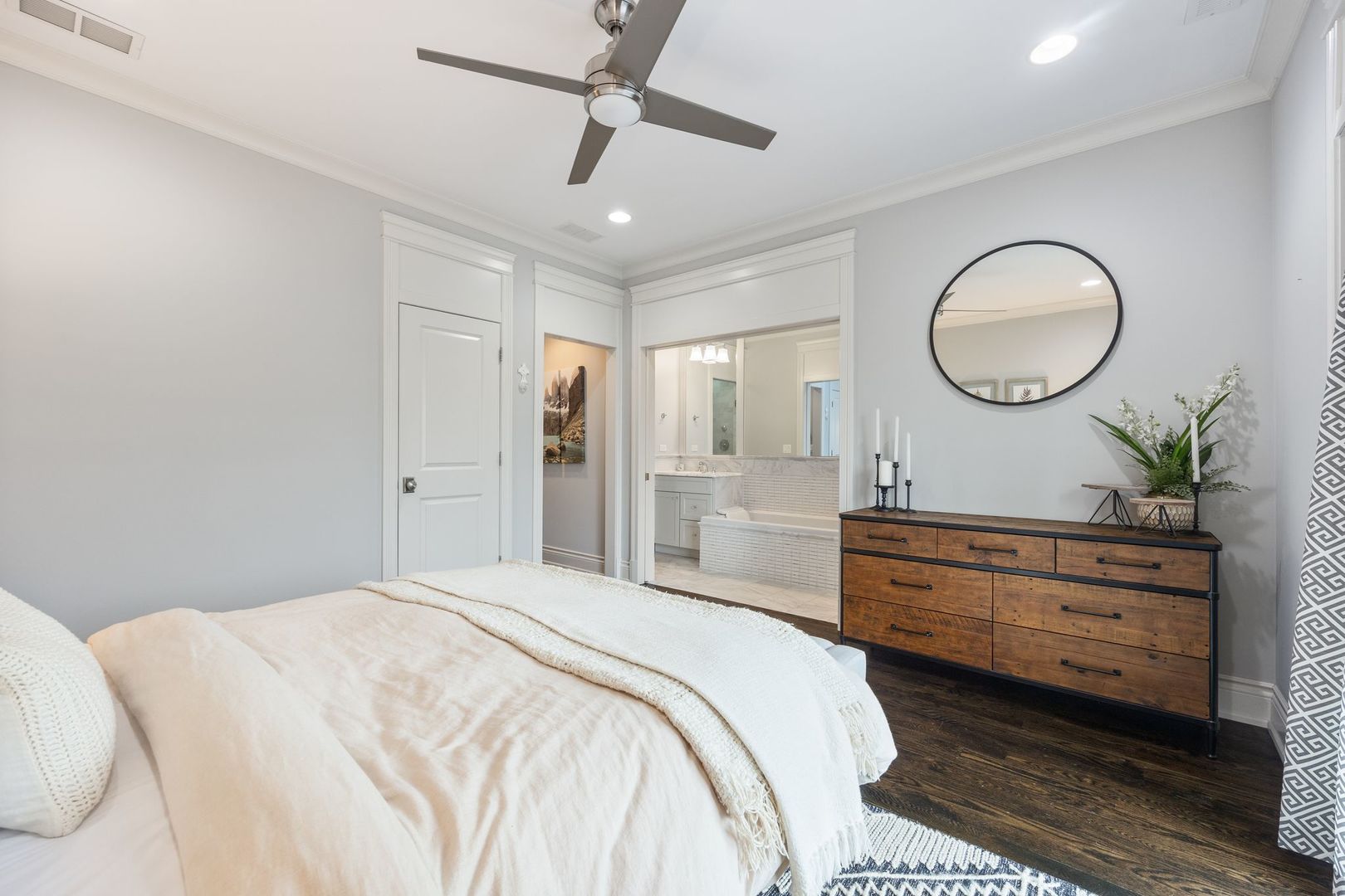 4245 N Lincoln Avenue Unit: 3