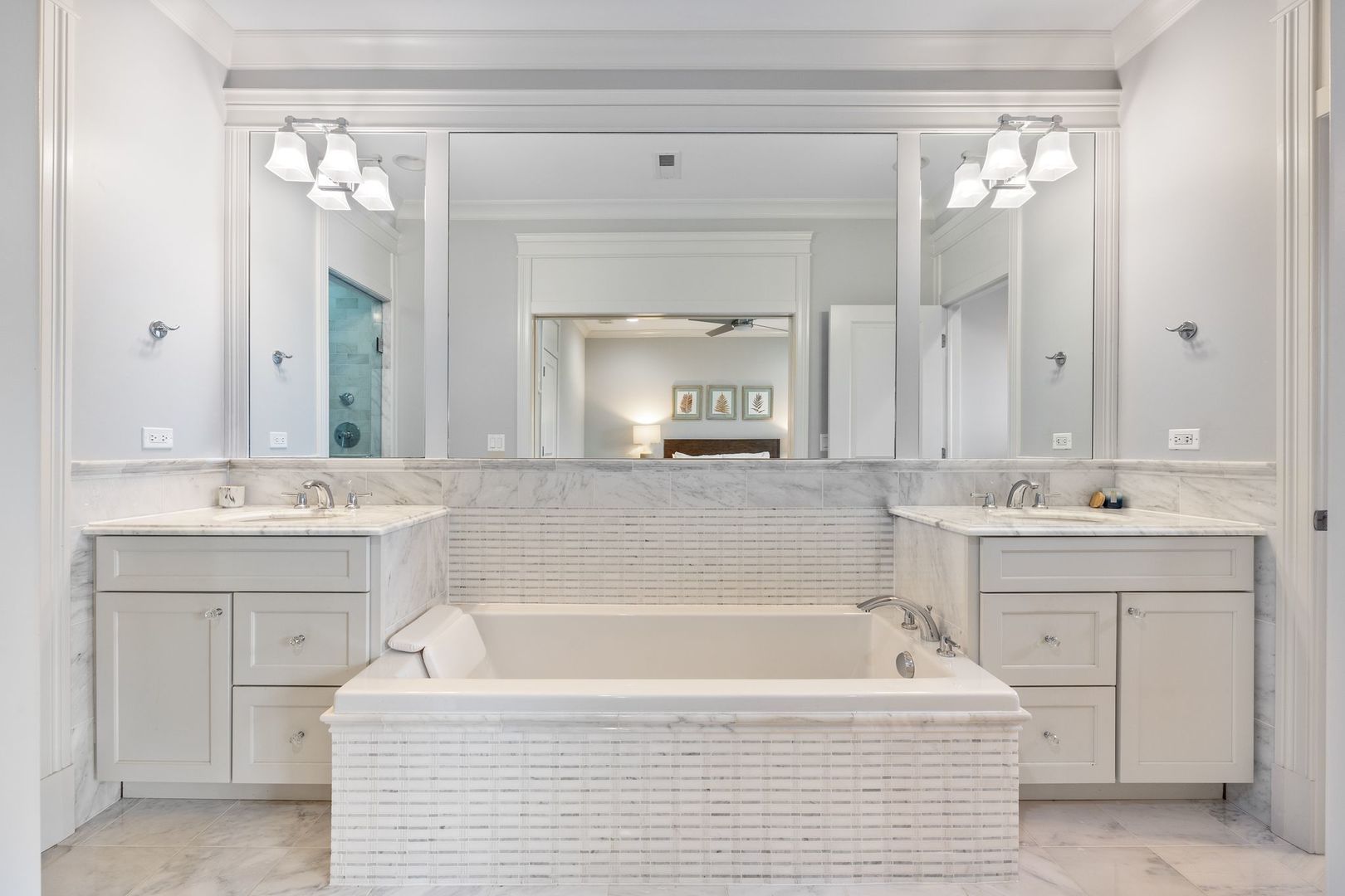 4245 N Lincoln Avenue Unit: 3