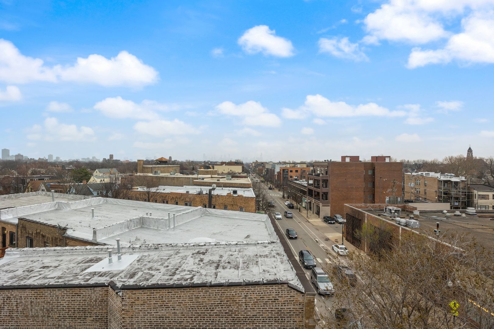 4245 N Lincoln Avenue Unit: 3