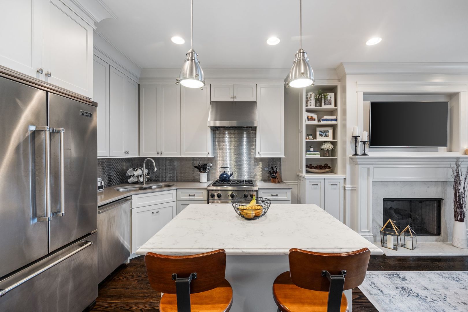 4245 N Lincoln Avenue Unit: 3