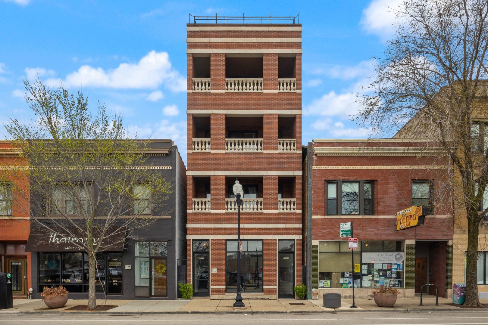4245 N Lincoln Avenue Unit: 3