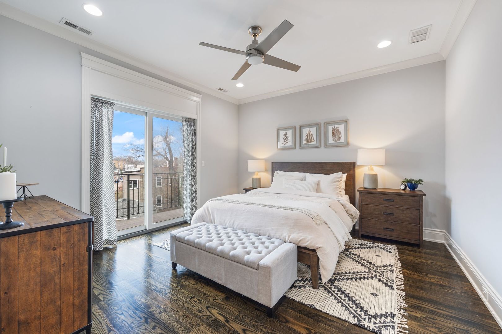 4245 N Lincoln Avenue Unit: 3