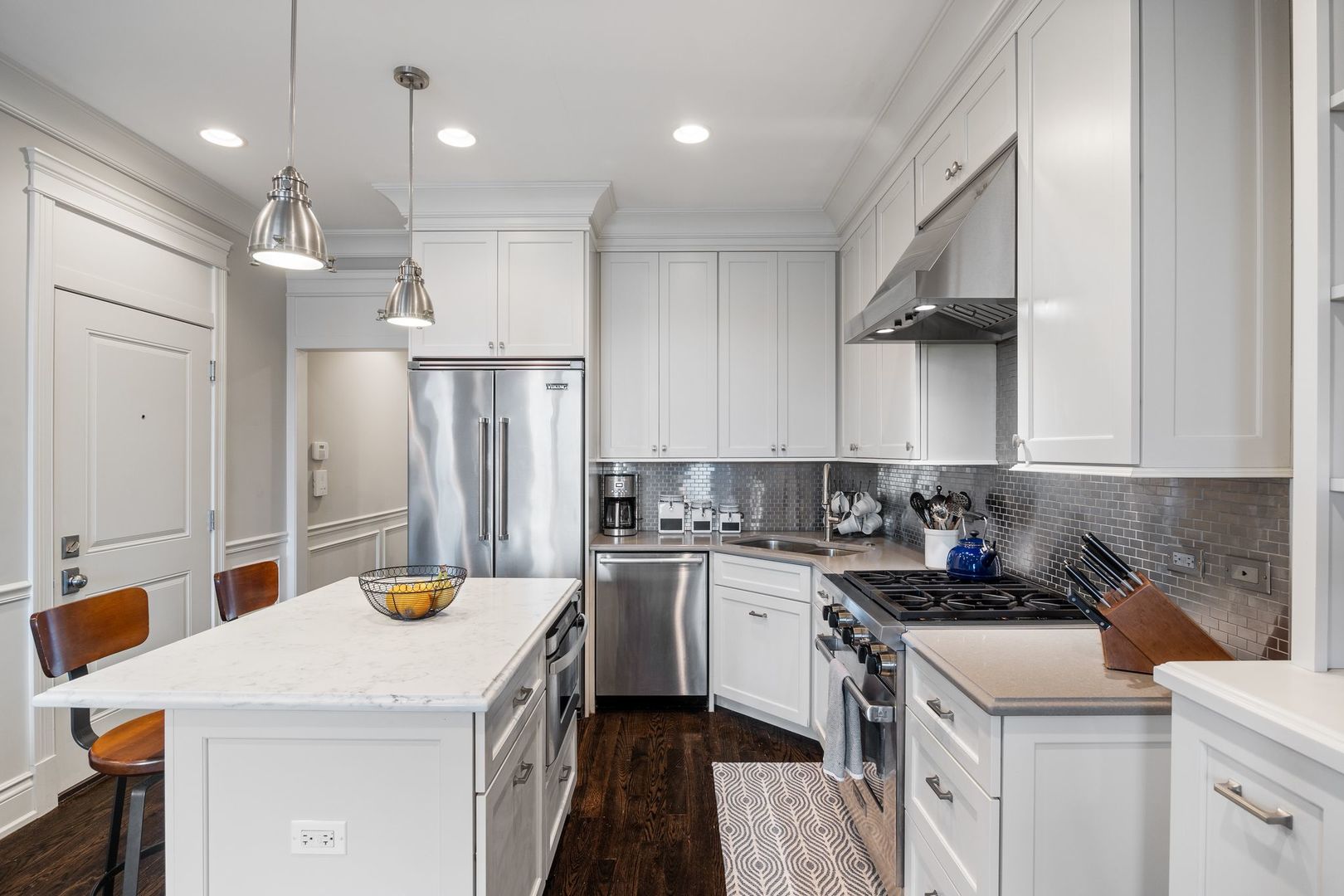 4245 N Lincoln Avenue Unit: 3