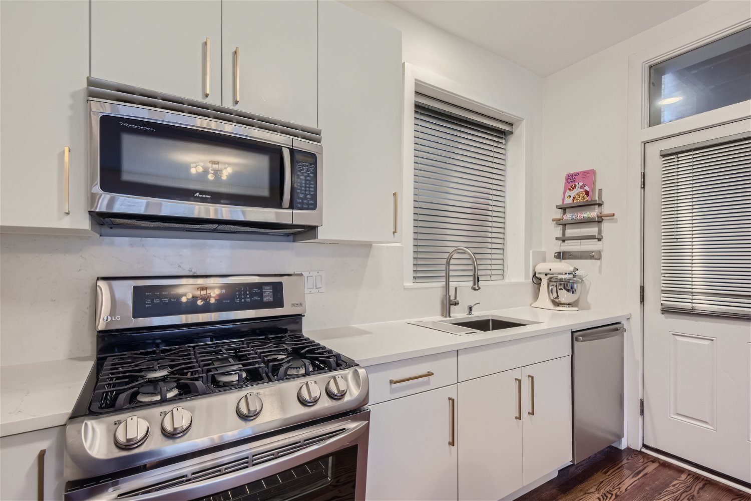 4055 N Wolcott Avenue Unit: 1S