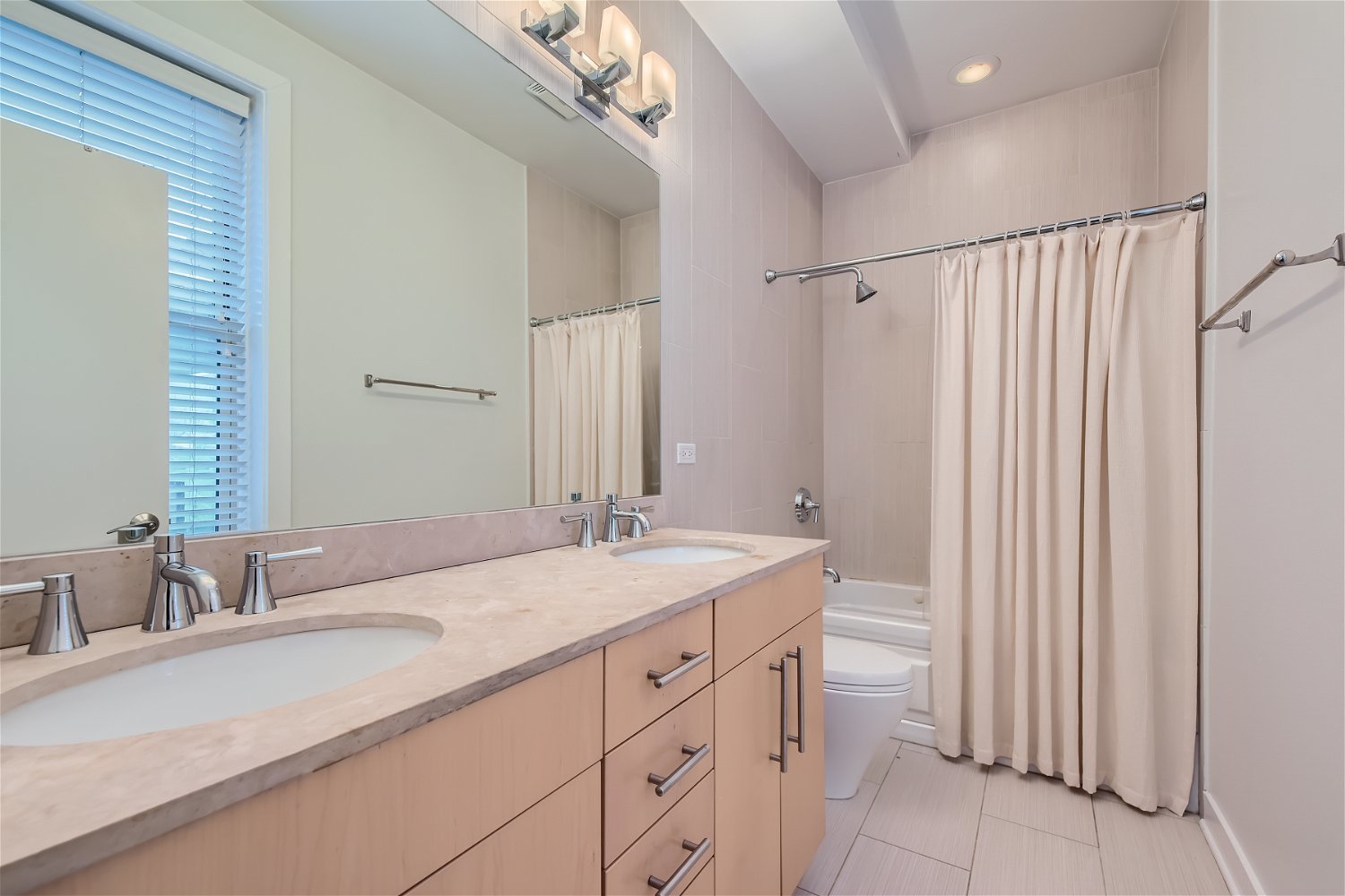4055 N Wolcott Avenue Unit: 1S