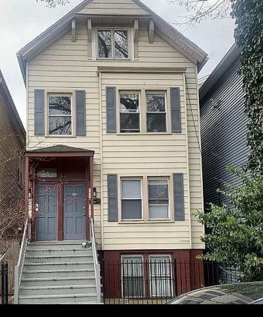 3037 N southport Avenue Unit: 1R