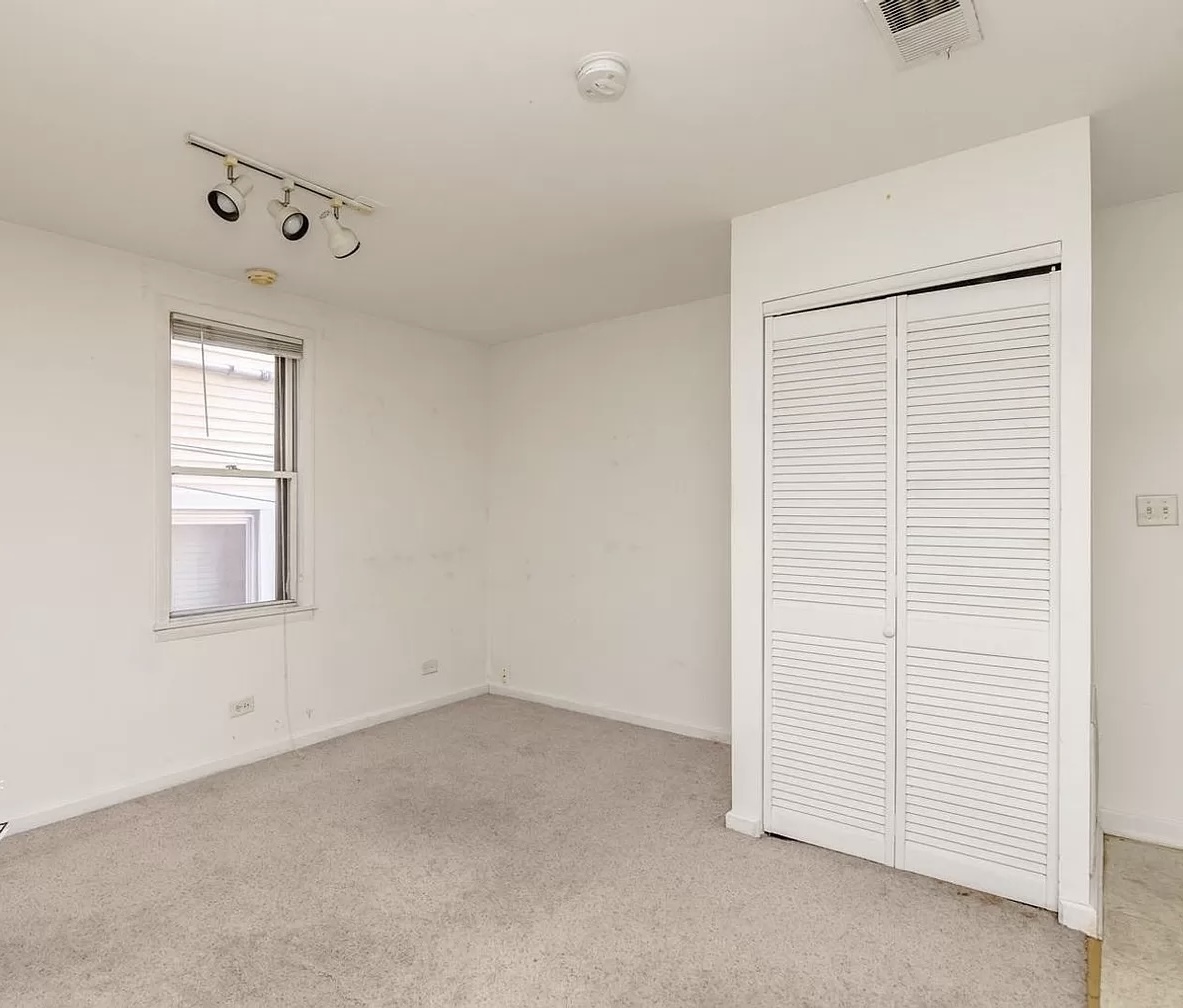 3037 N southport Avenue Unit: 1R